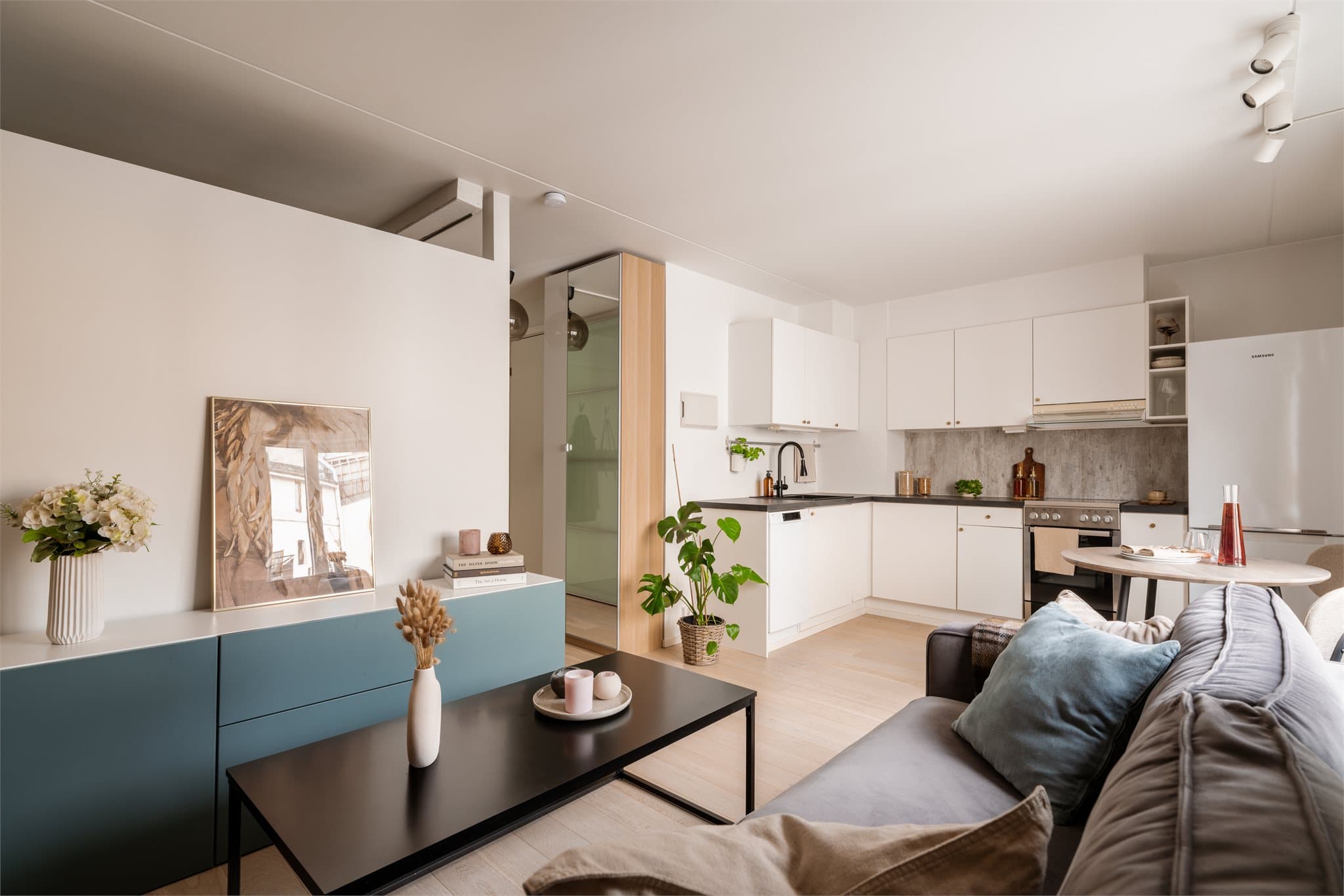 En arealeffektiv og gjennomgående leilighet med åpen stue- og kjøkkenløsning.