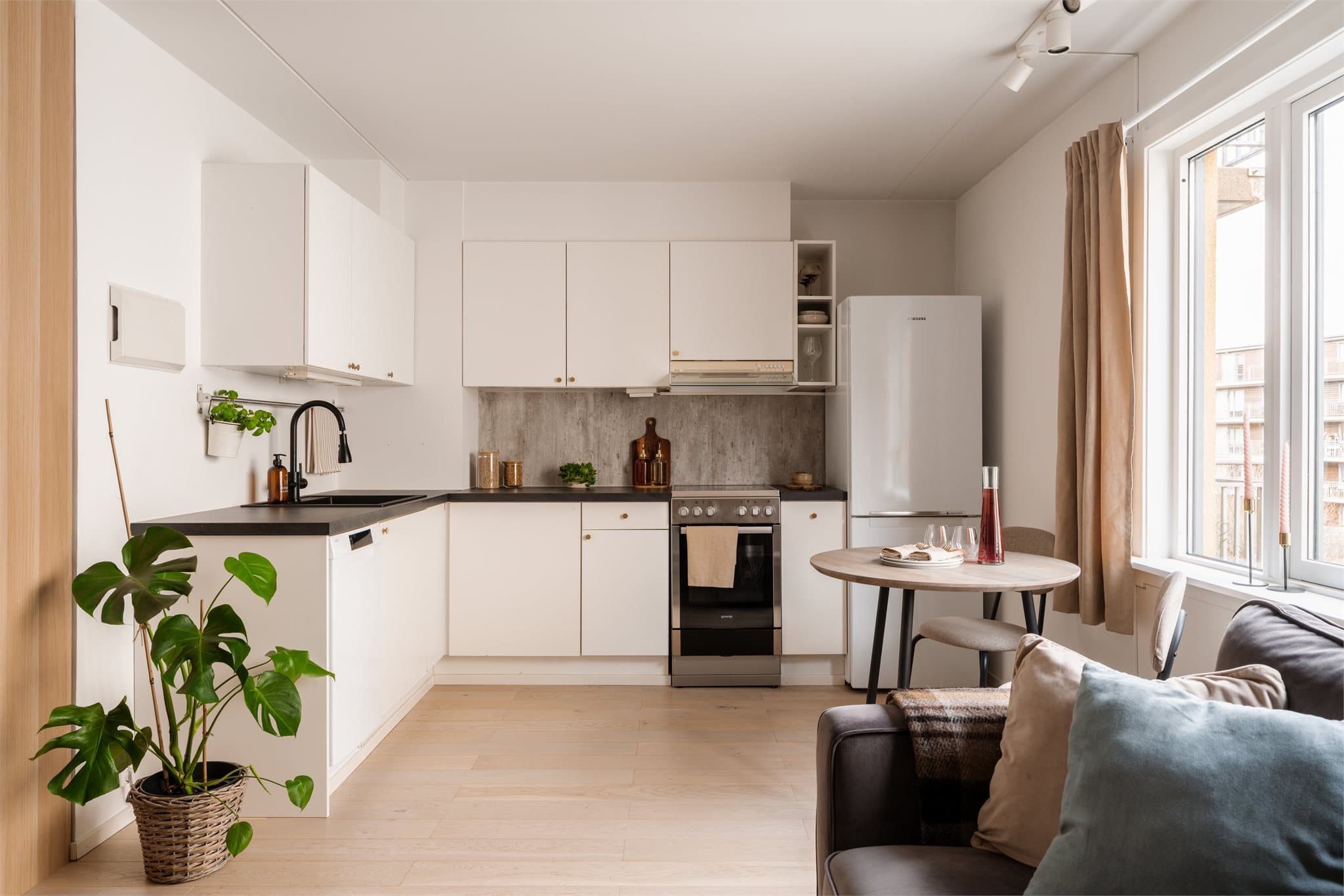 Det er opplegg for komfyr, oppvaskmaskin og frittstående kjøleskap.