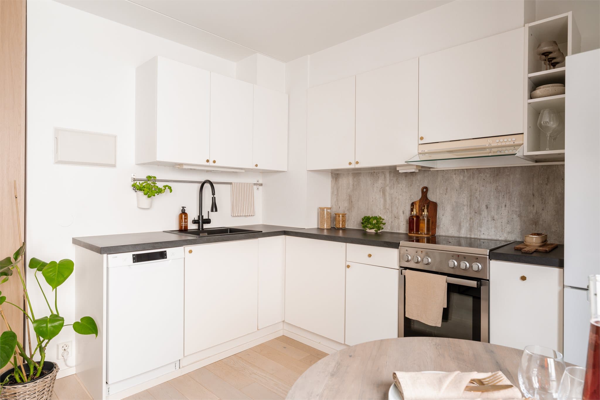 Innredningen gir god skap- og benkeplass.