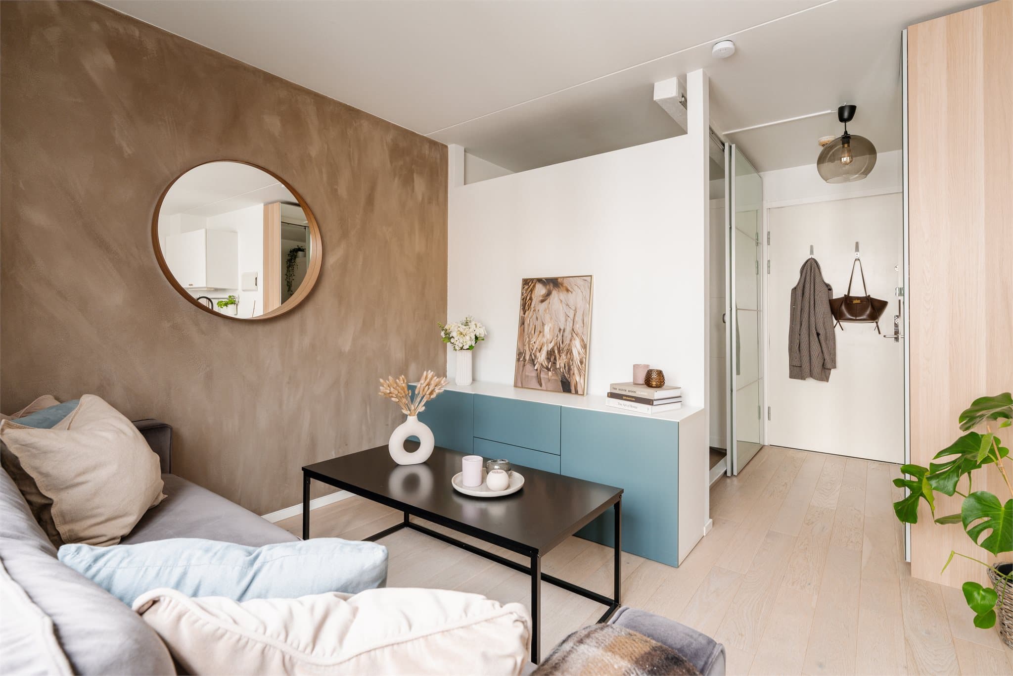 Rommet har glatte, malte vegg- og himlingsflater som gir et gjennomført inntrykk.