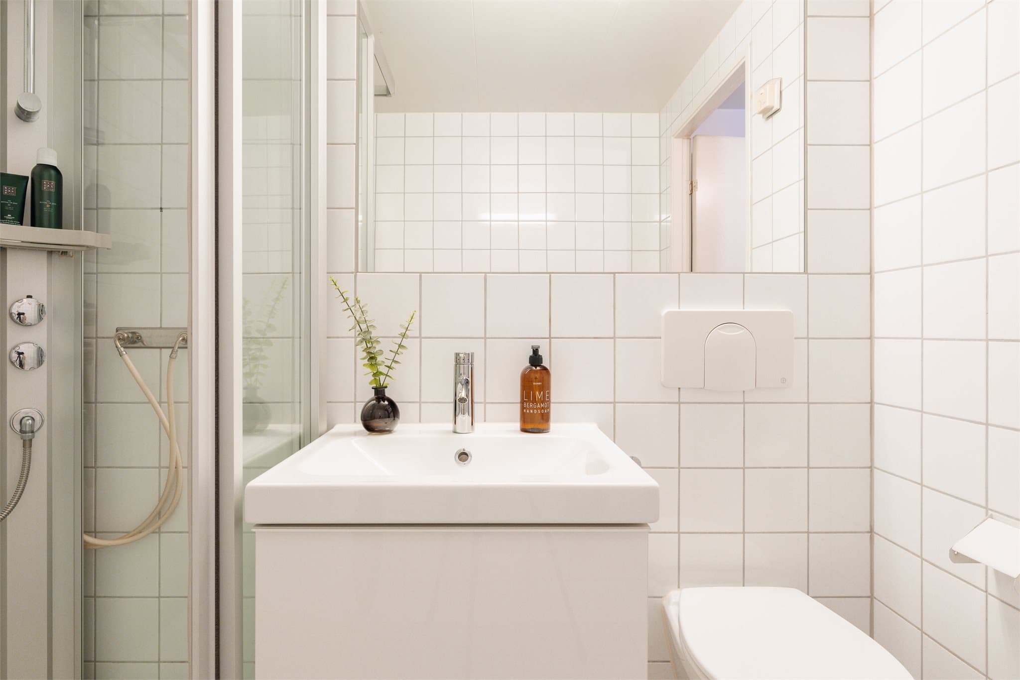 Veggmontert toalett bidrar til et ryddig uttrykk og forenkler renholdet.