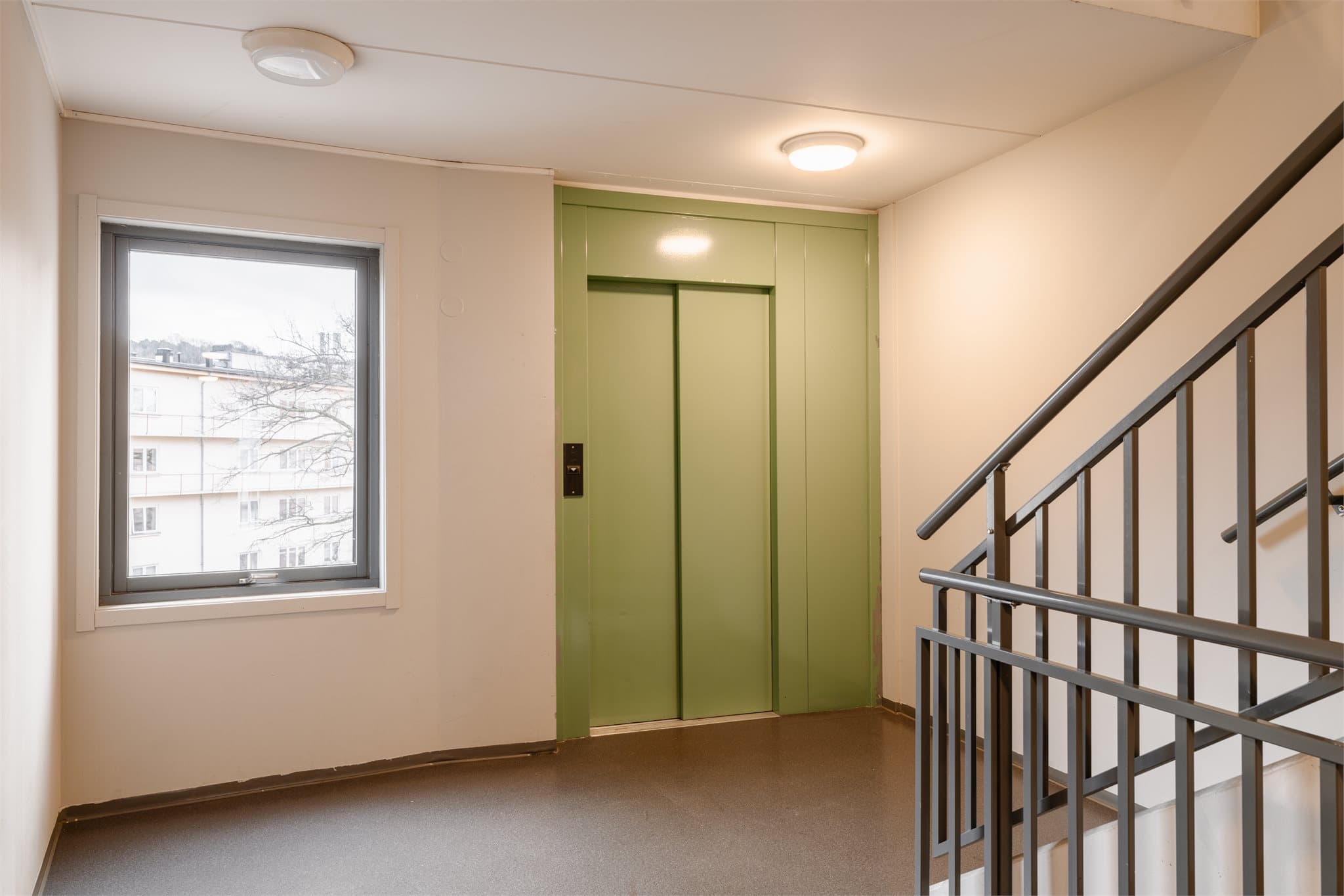 Det er heisadkomst opp til leiligheten.