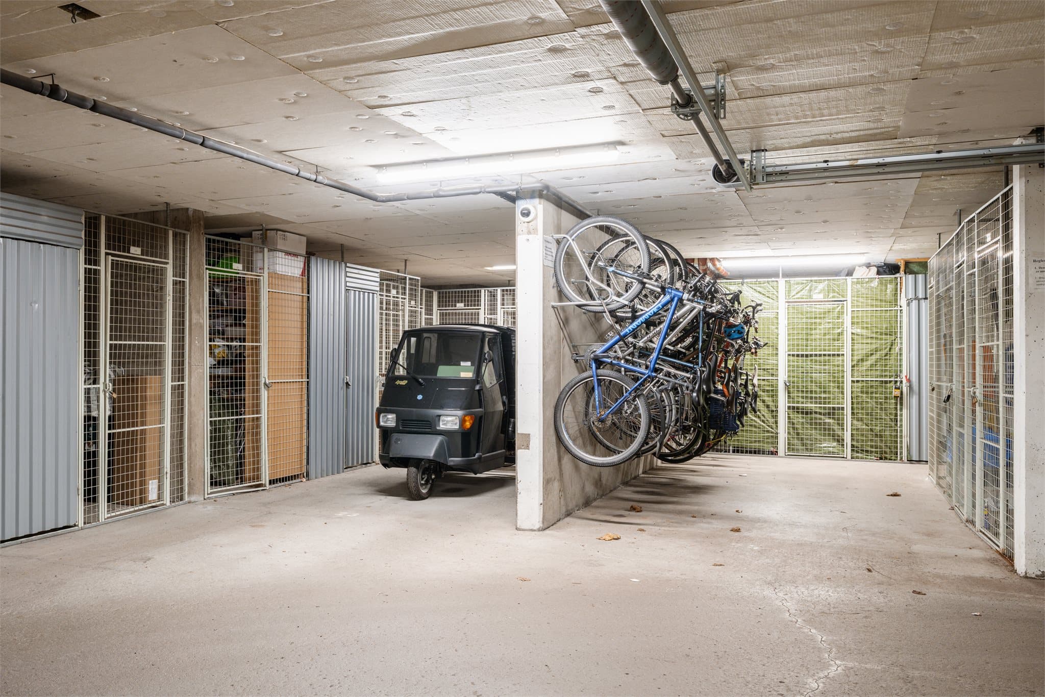 Leiligheten disponerer en kjellerbod på 4 m² for ekstra lagringsplass.