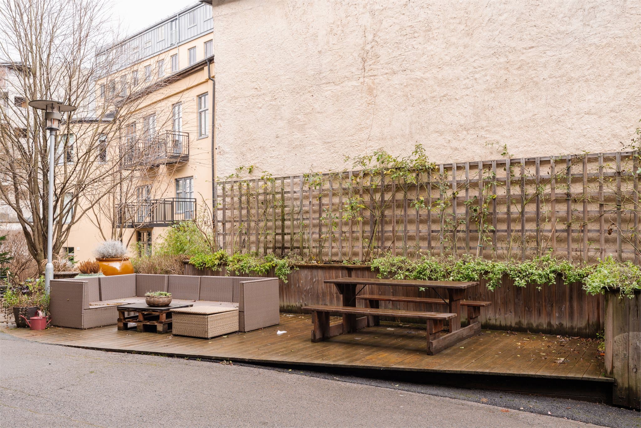 Felles uteområder med møblering er tilgjengelige for beboerne.