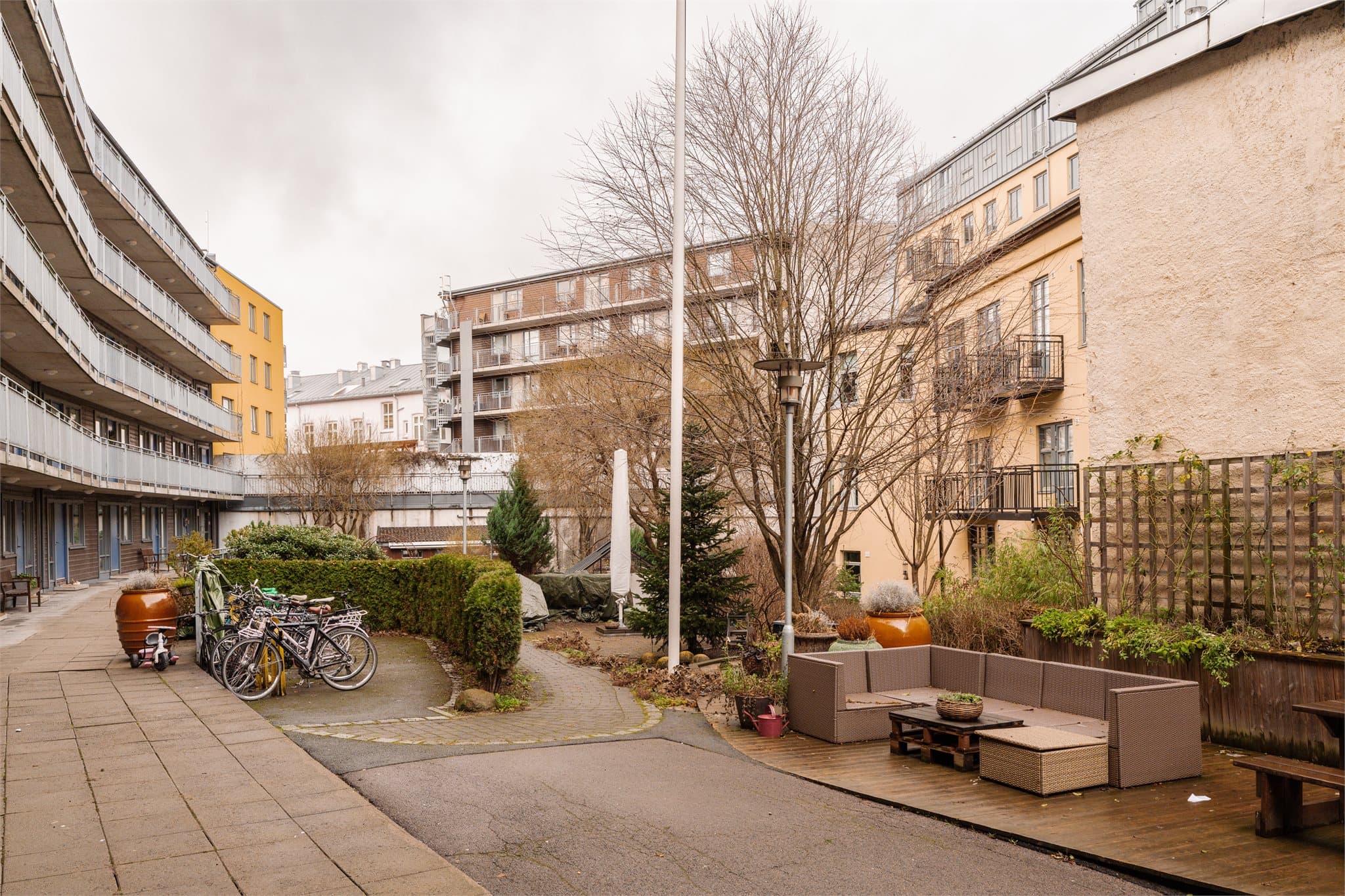 Borettslaget har en opparbeidet bakgård med grøntarealer og sittegrupper.