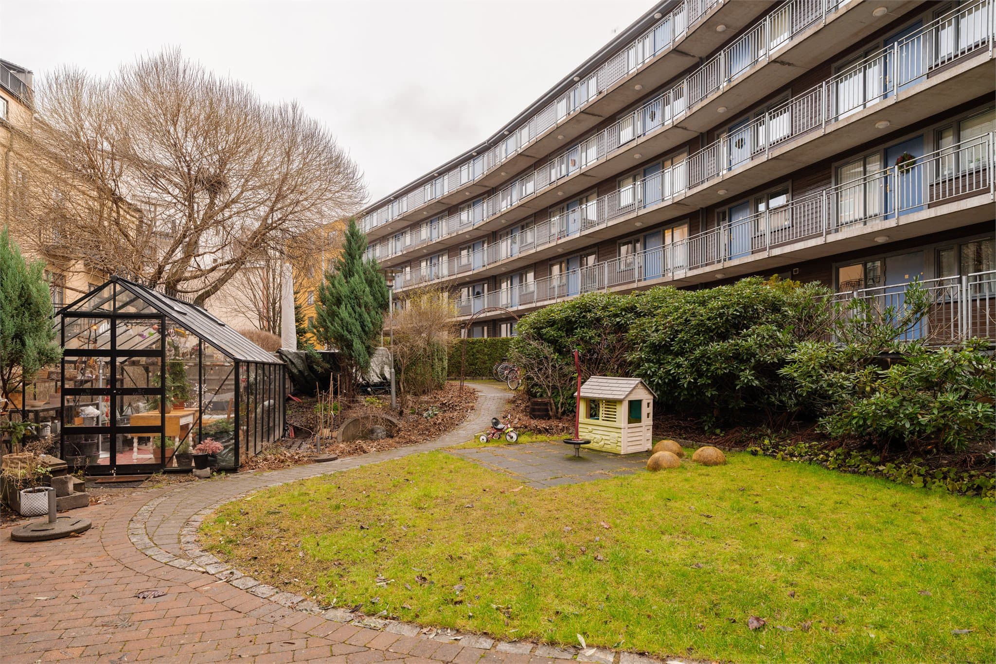 Bakgården er pent beplantet, og borettslaget har en egen hagegruppe.