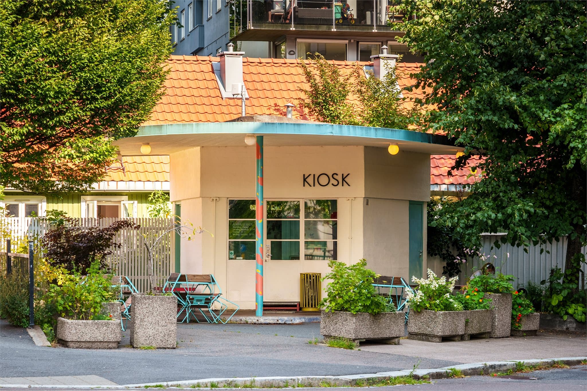 I nærheten ligger nabolagscafèen Kiosk! med sine gode bakverk og kaffe.