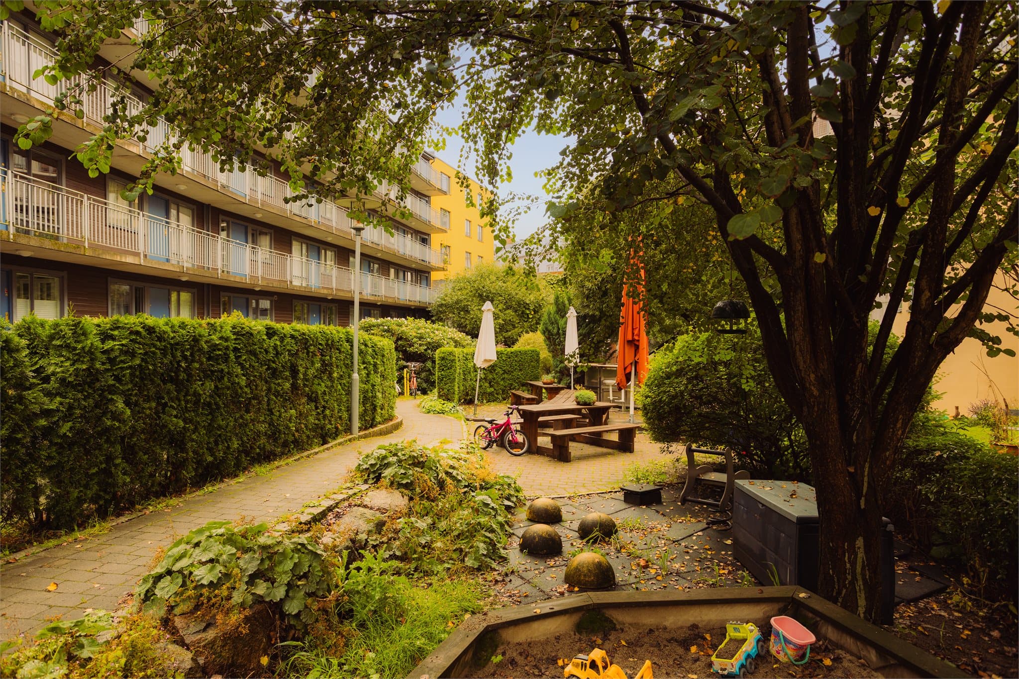 Borettslagets bakgård er en grønn oase på sommerstid.