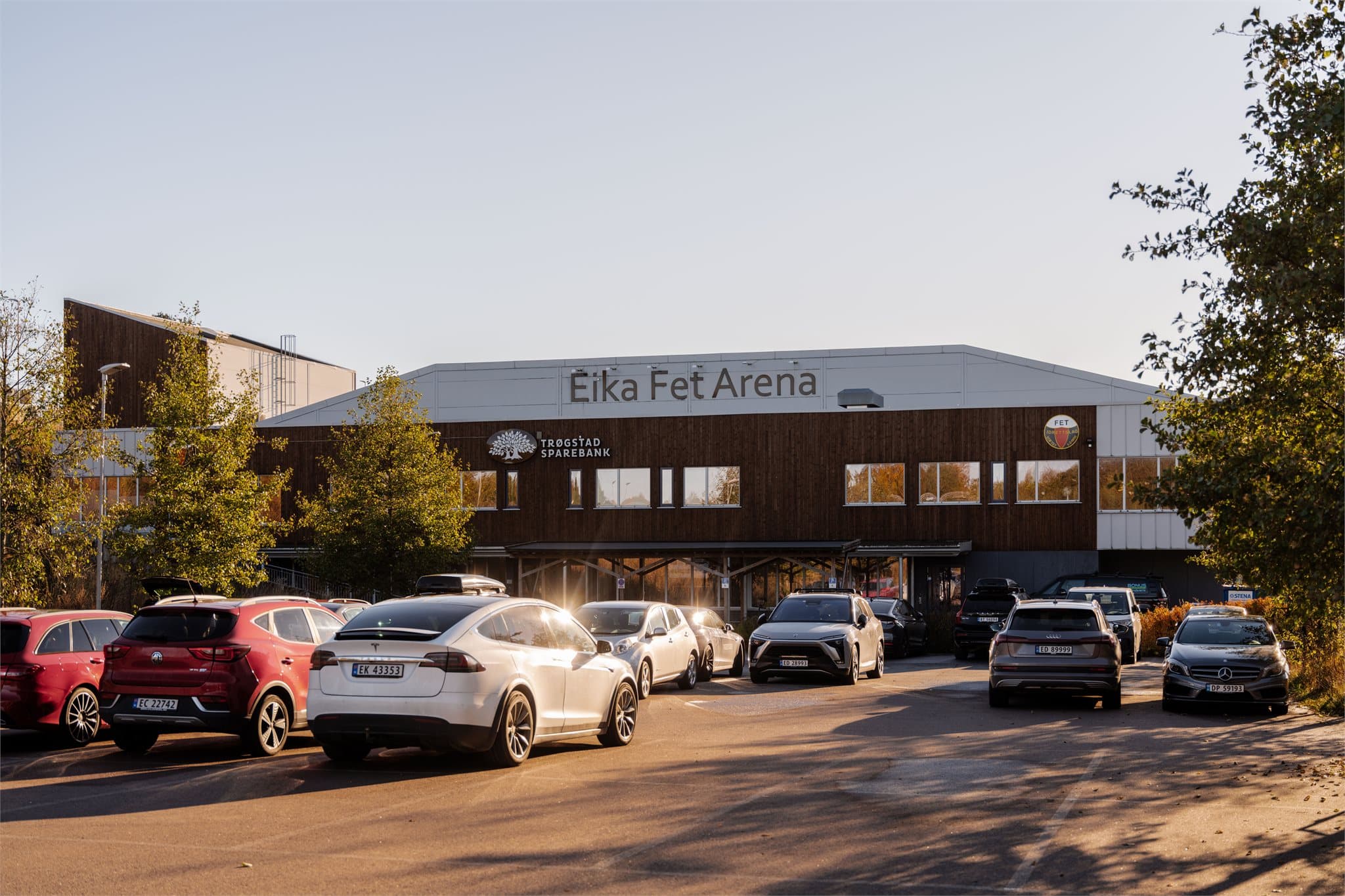Eika Fet Arena ligger i nærheten og tilbyr et bredt aktivitetstilbud for både små og store.