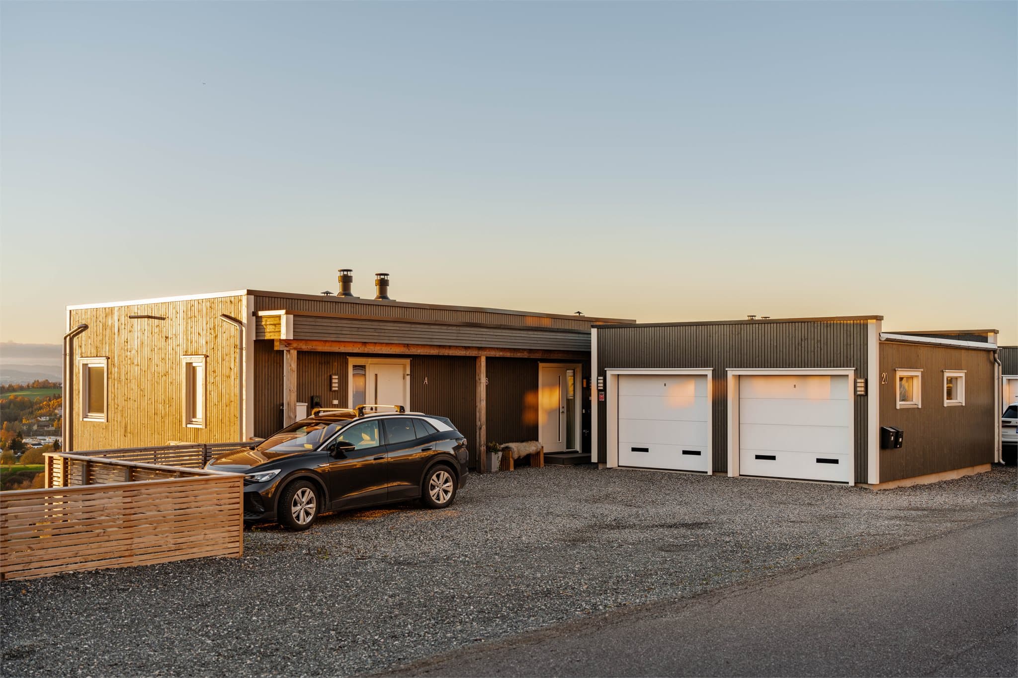 Velkommen til en moderne og familievennlig tomannsbolig med garasje og gode parkeringsmuligheter.