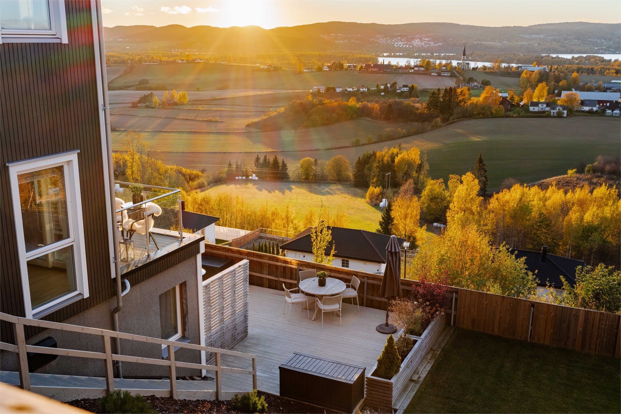 En sjelden kombinasjon av fantastisk utsikt, privat beliggenhet og solforhold som varer helt til solen går ned.