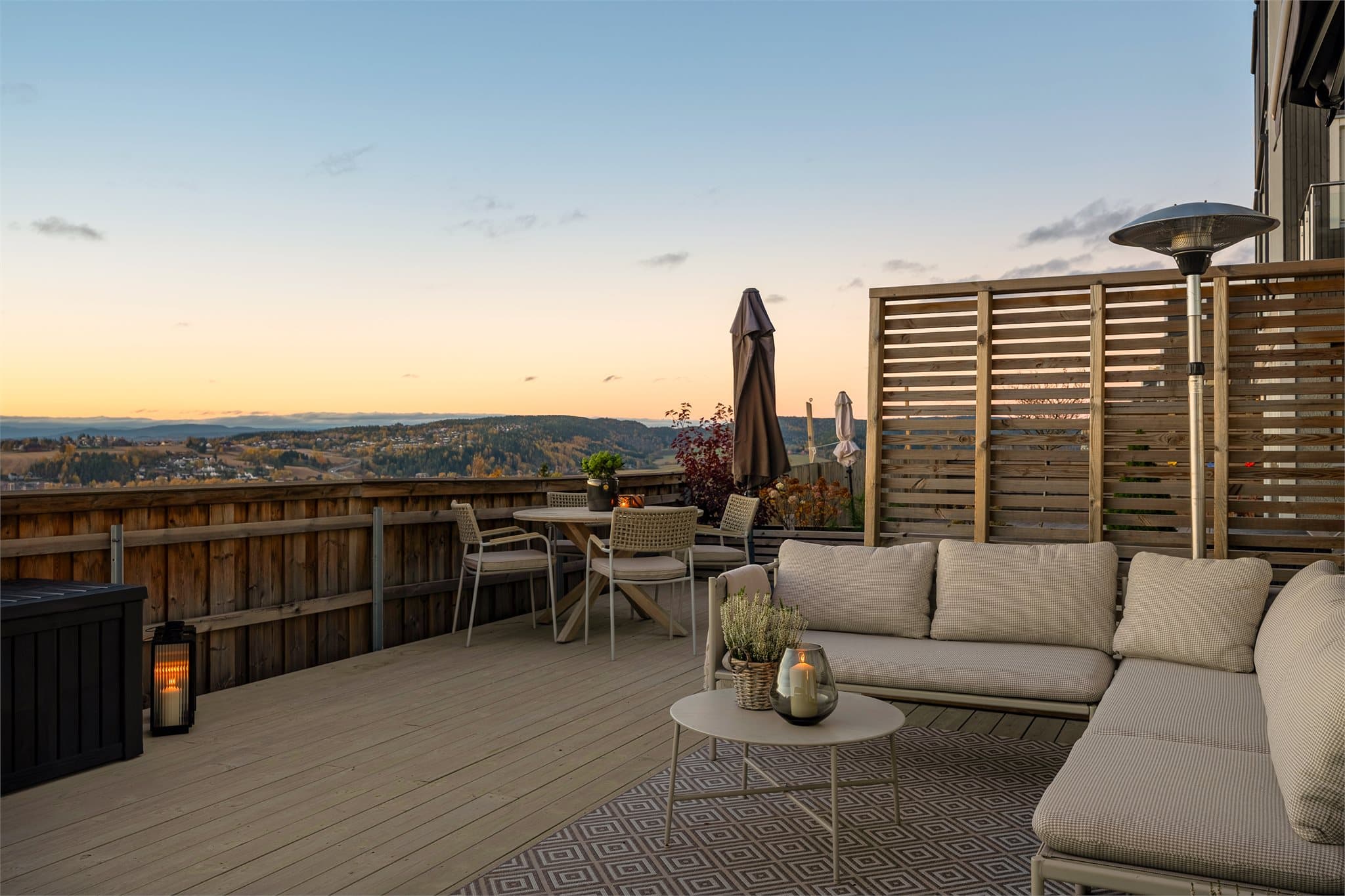 Her får du en imponerende terrasse på 46 m² som innbyr til både avslapning og sosiale sammenkomster.