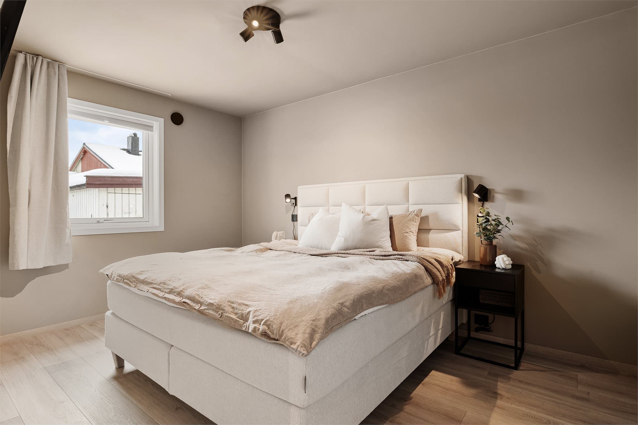 Lekkert hovedsoverom på ca. 11 kvm med rolig fargepalett og plass til stor dobbeltseng.