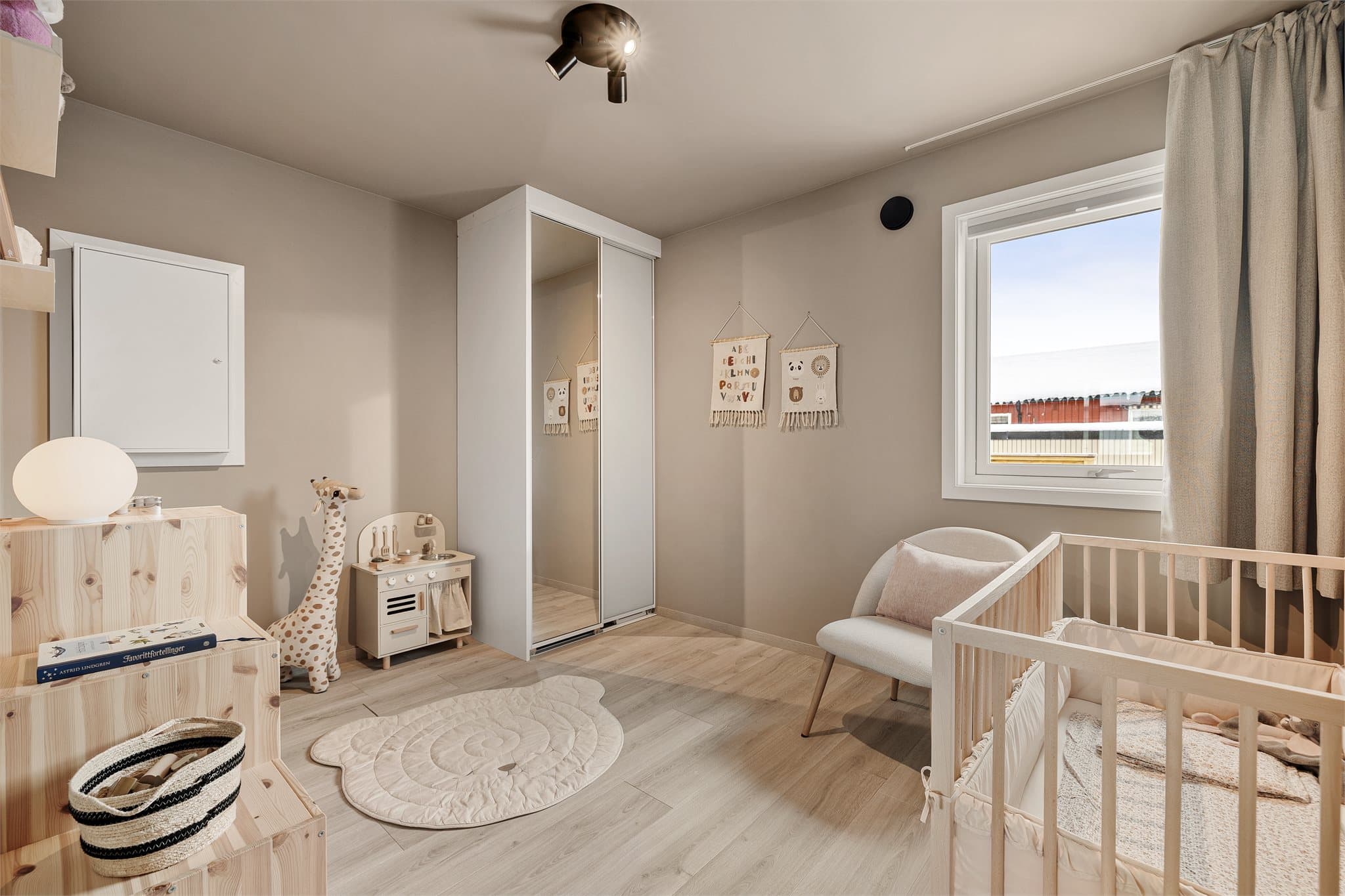 Boligens andre soverom har god størrelse og er godt egnet som barnerom.