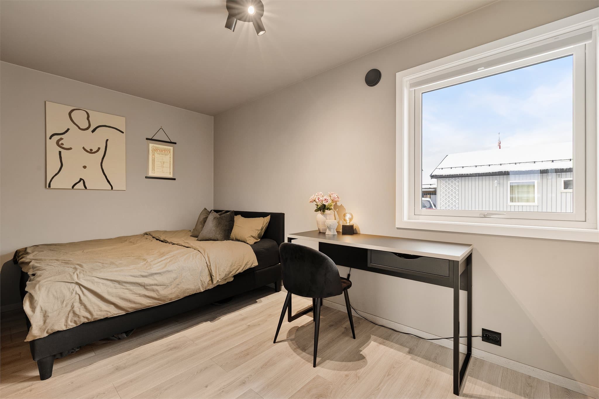 Det tredje soverommet er på ca. 10 kvm med god plass til både seng og skrivebord.