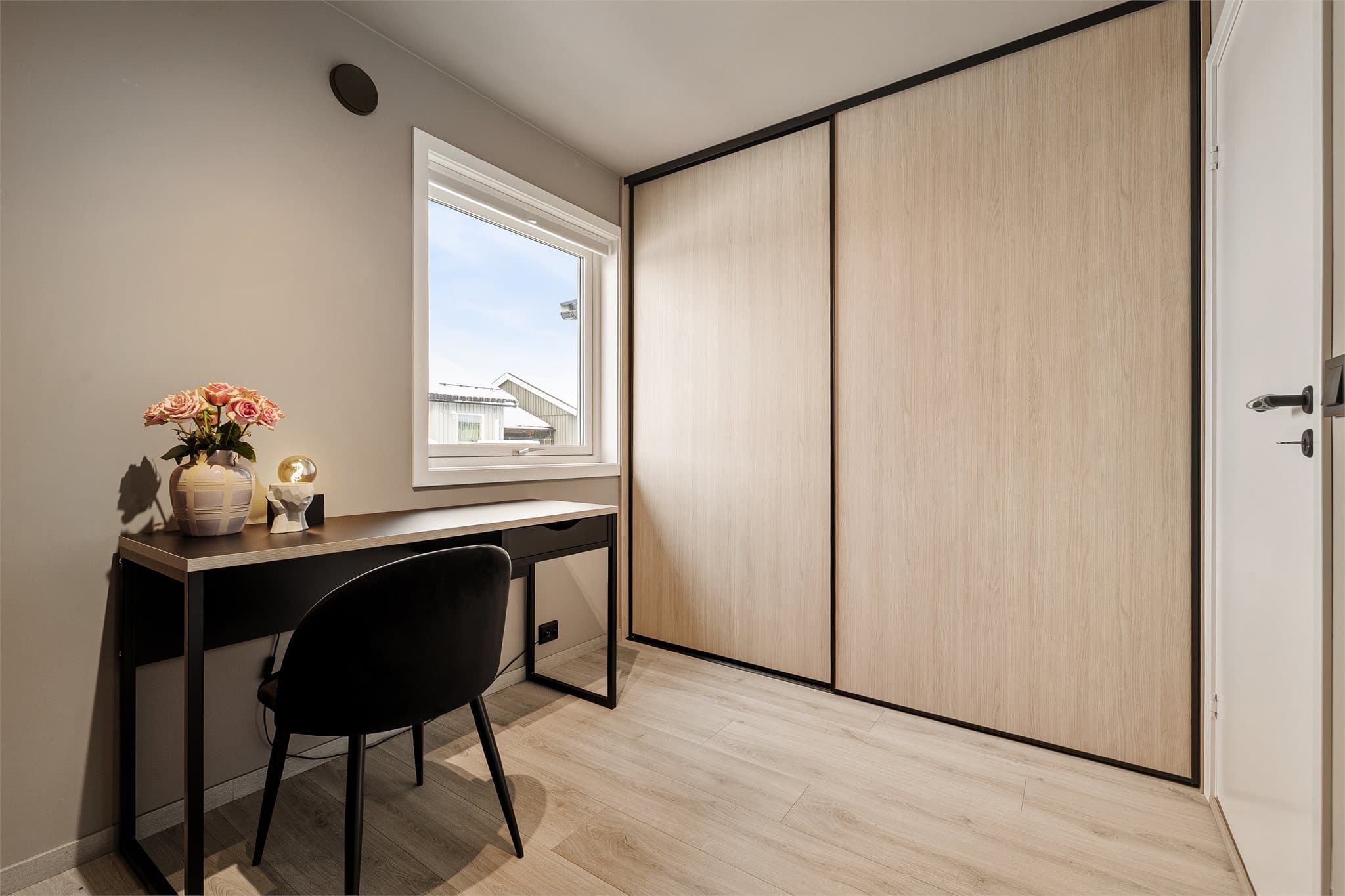 Soverommet har integrert garderobeskap som gir gode oppbevaringsmuligheter.