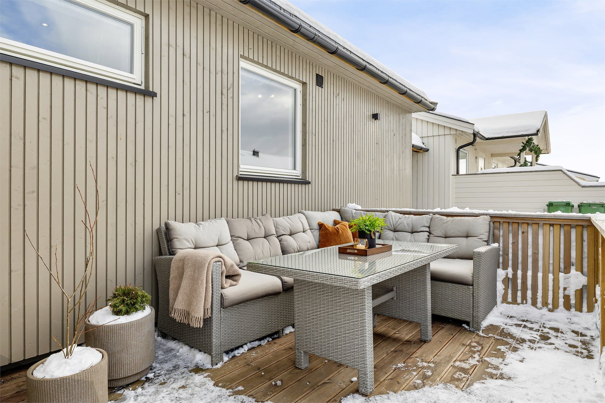 Boligens andre terrasse er på 10 kvm. Her kan du enkelt møblere etter ønske og behov.