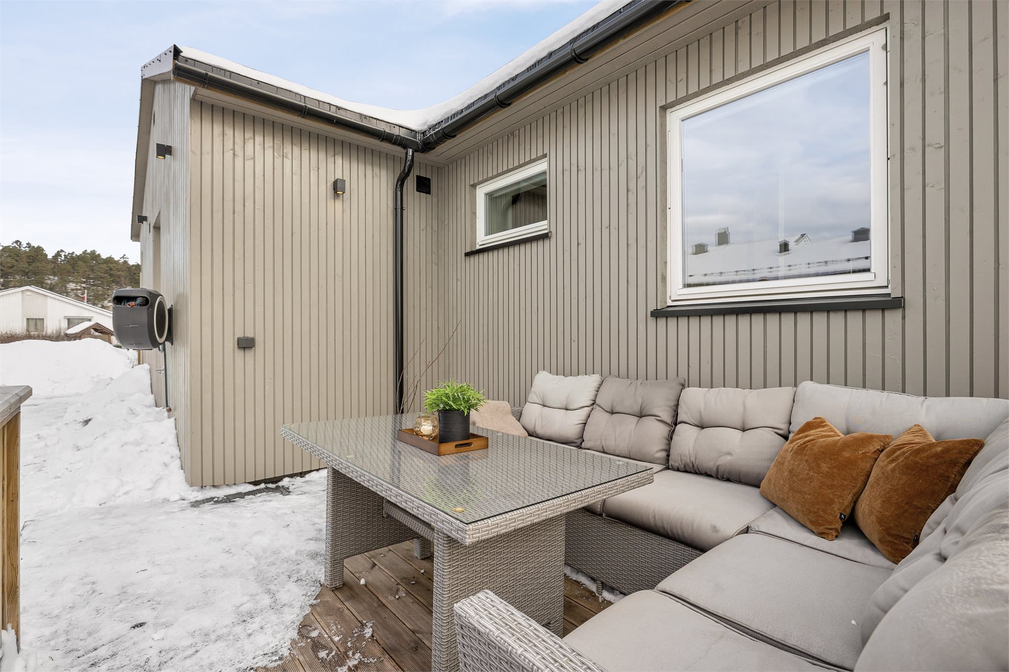 Hyggelig uteplass med god plass til sittegruppe.