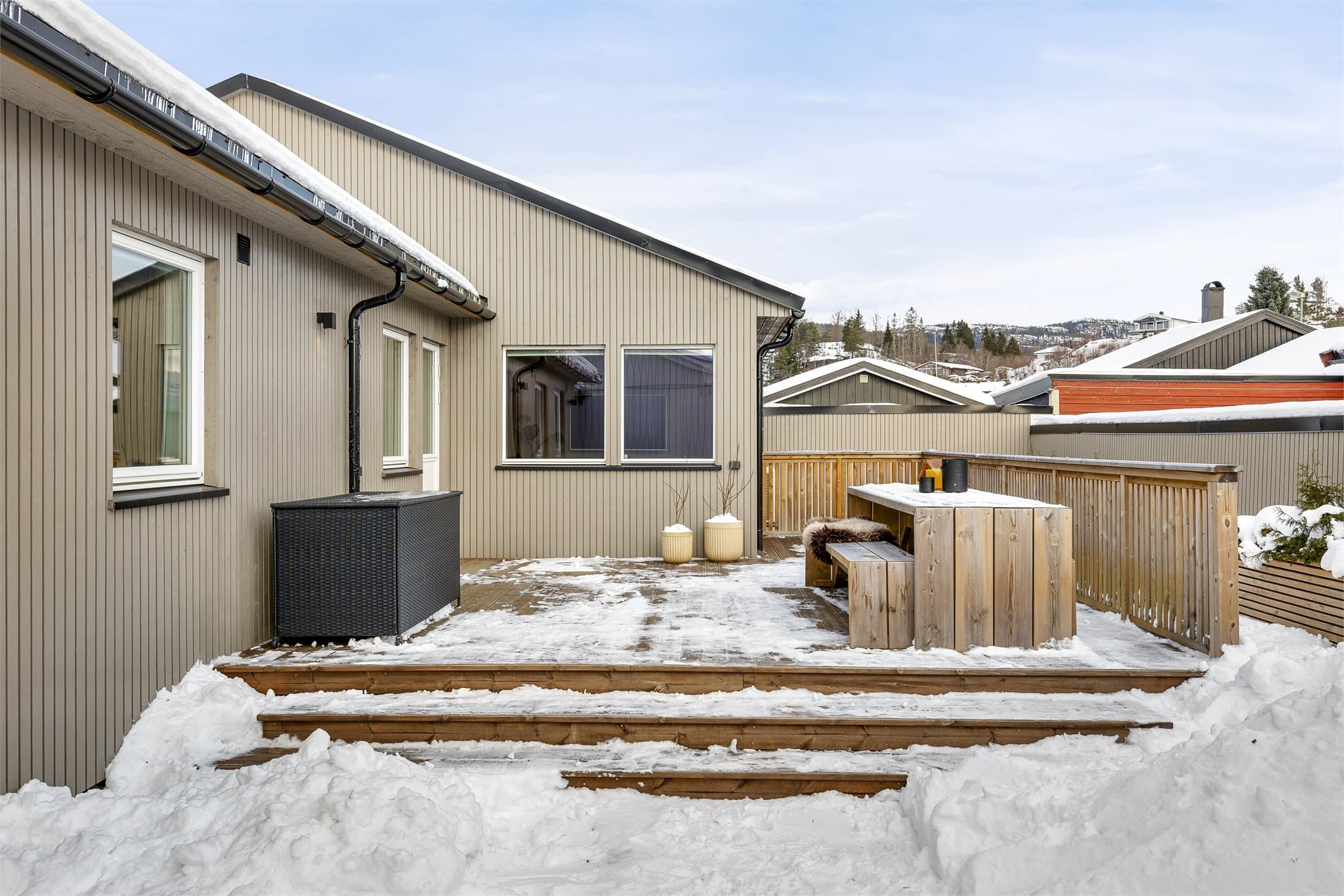 Terrassen har god bredde og fungerer som en flott forlengelse av oppholdsrommet.