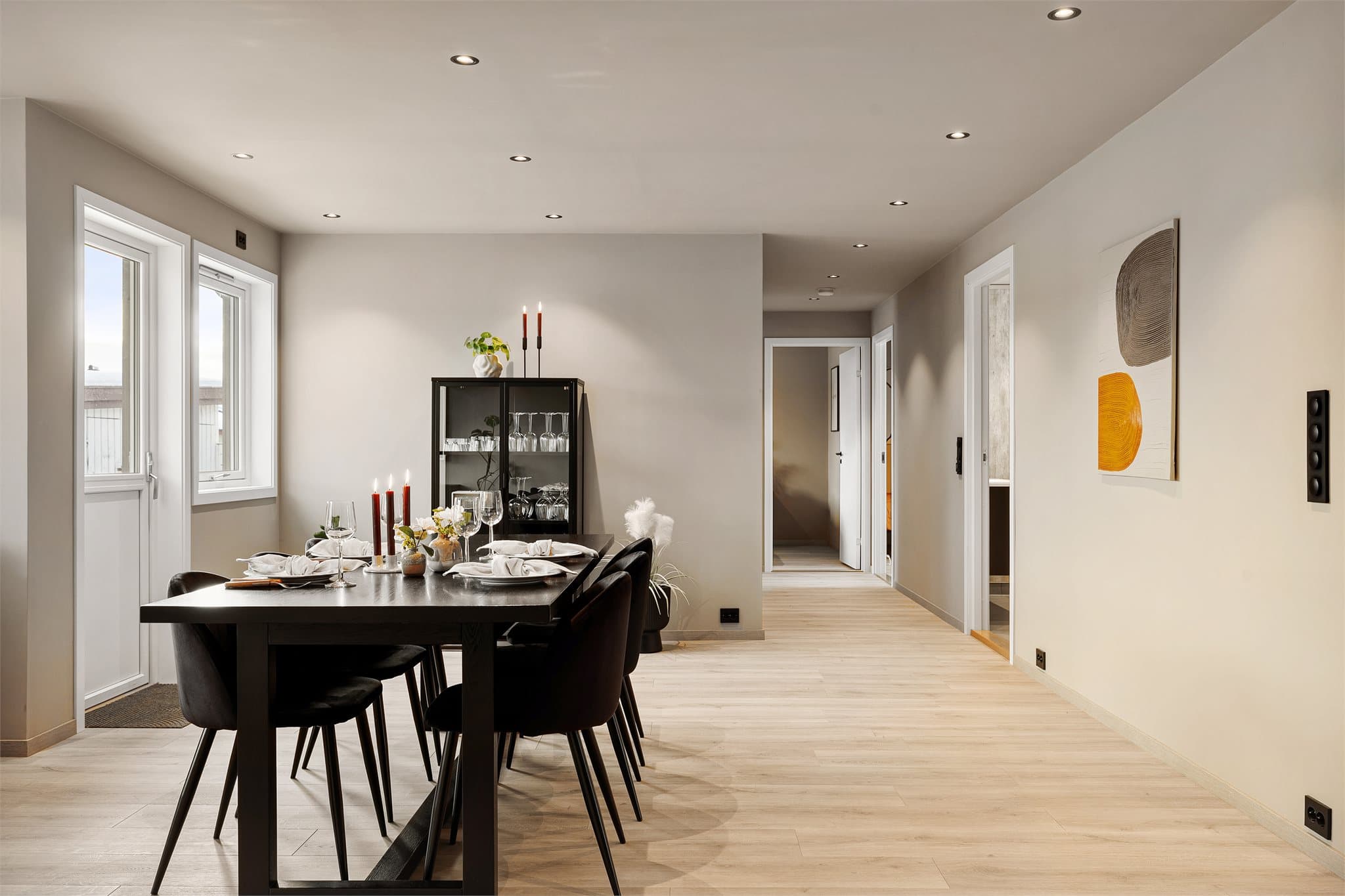 Her er det god plass til et stort spisebord hvor du kan invitere venner og familie til hyggelige sammenkomster.