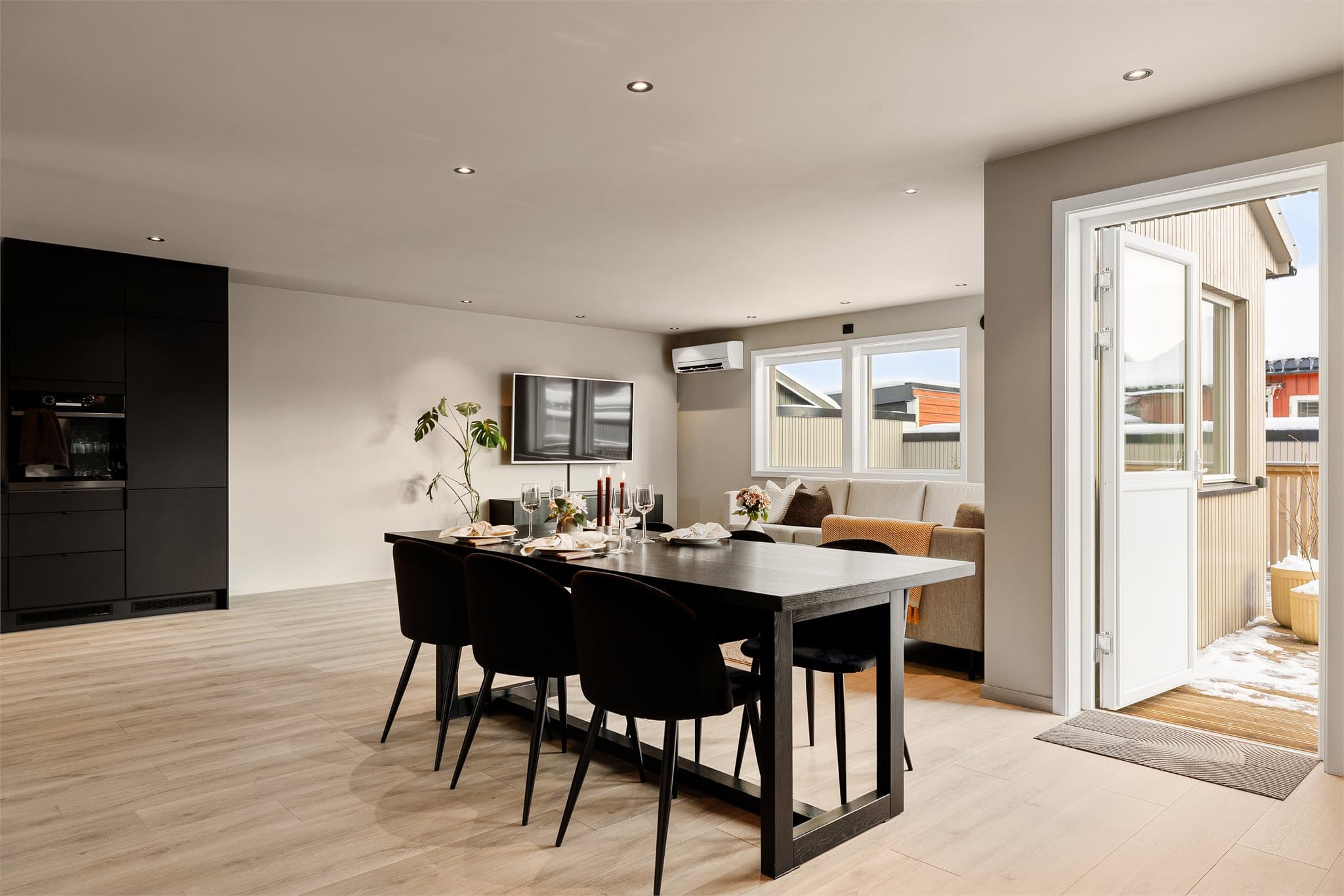 Fra stuen har man utgang til en terrasse på hele 29 kvm. Her er det god plass til en sittegruppe for å nyte utelivet.