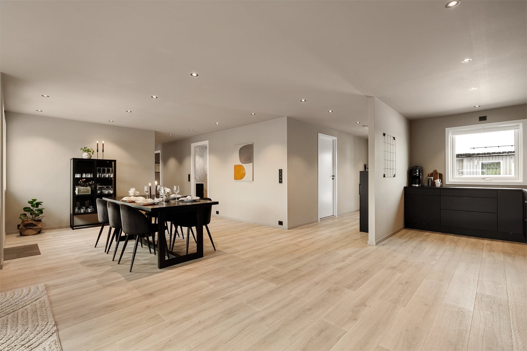 Den åpne planløsningen gir en fin flyt mellom matlaging, måltider og avslapning.