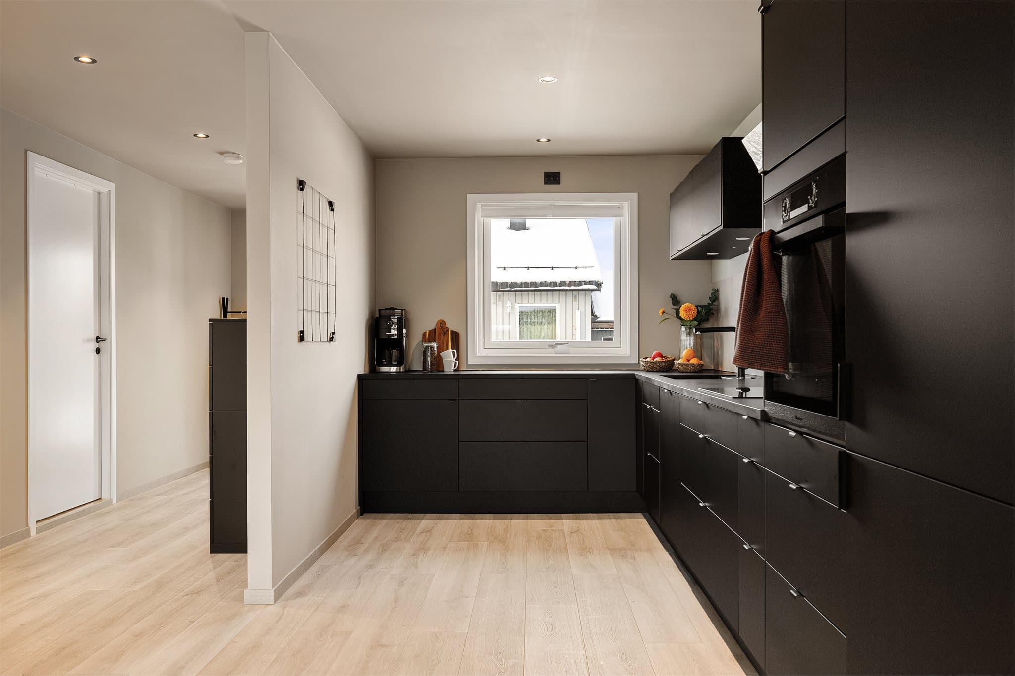 Arbeidssone ved vindu med flott dagslys og gode arbeidsforhold.