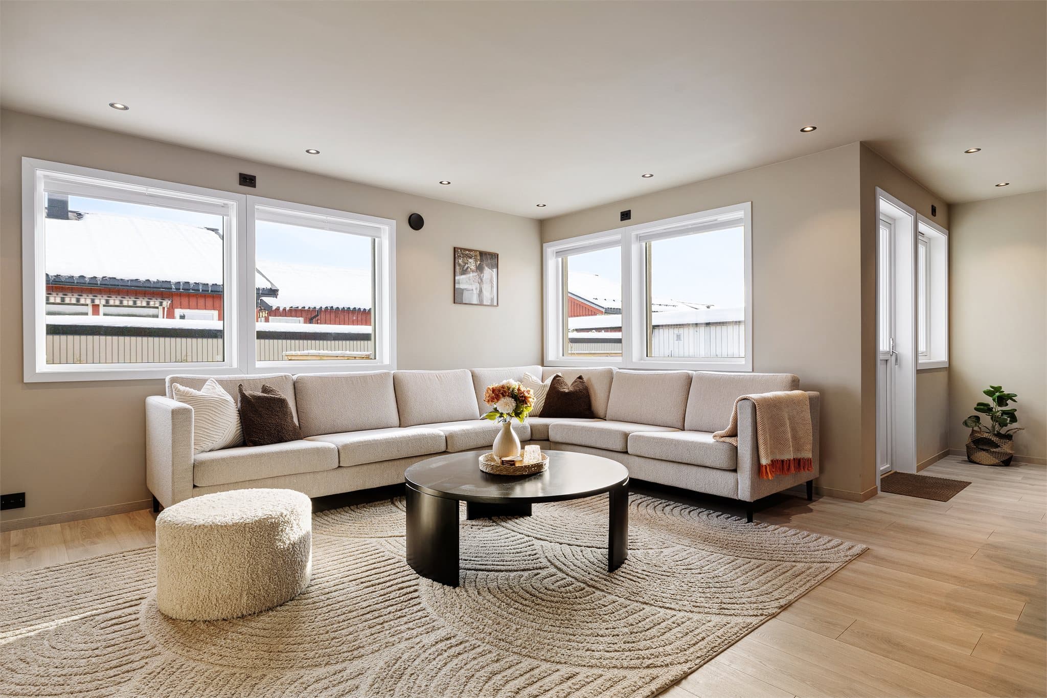 De gjennomgående sorte detaljene gir boligen et moderne og lekkert uttrykk.