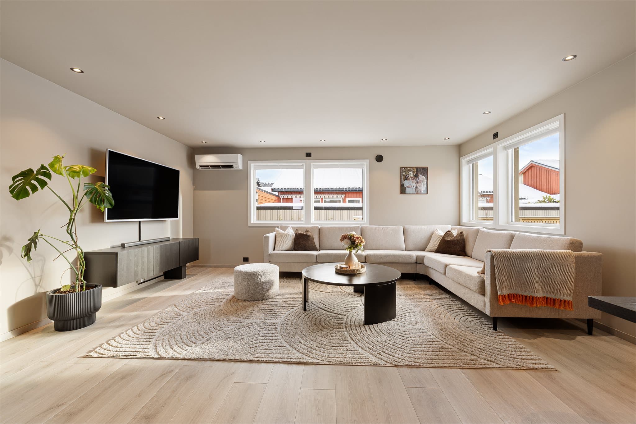 Innfelte downlights og store vinduer som bidrar til en lys og luftig romfølelse.