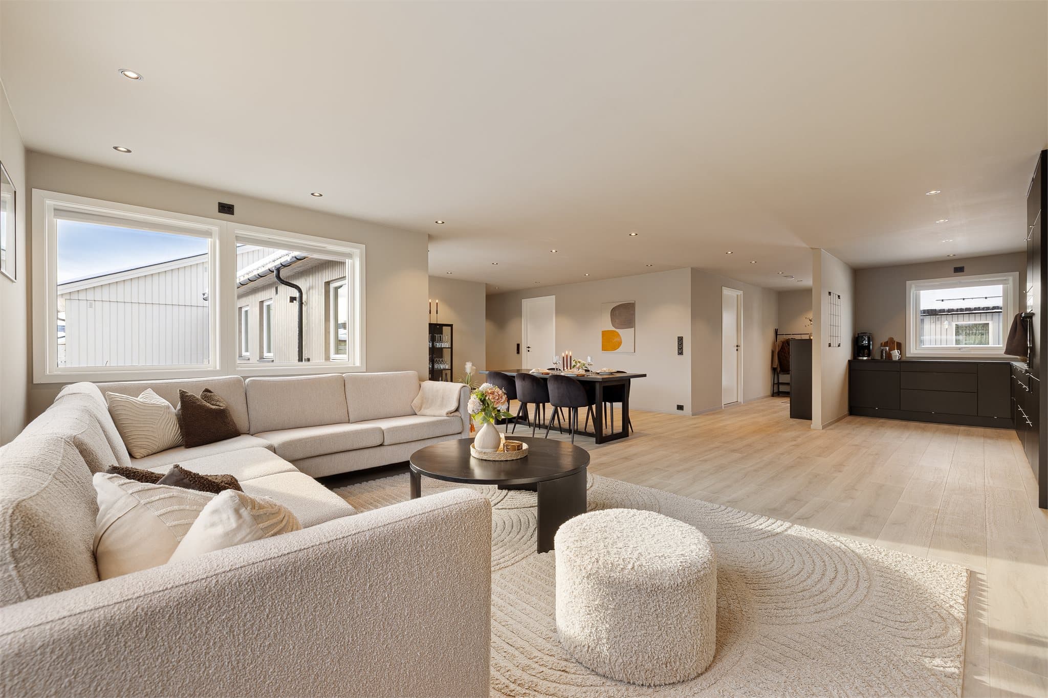 Dette er en lekker og delikat enebolig med åpen stue- og kjøkkenløsning som skaper en sosial atmosfære.