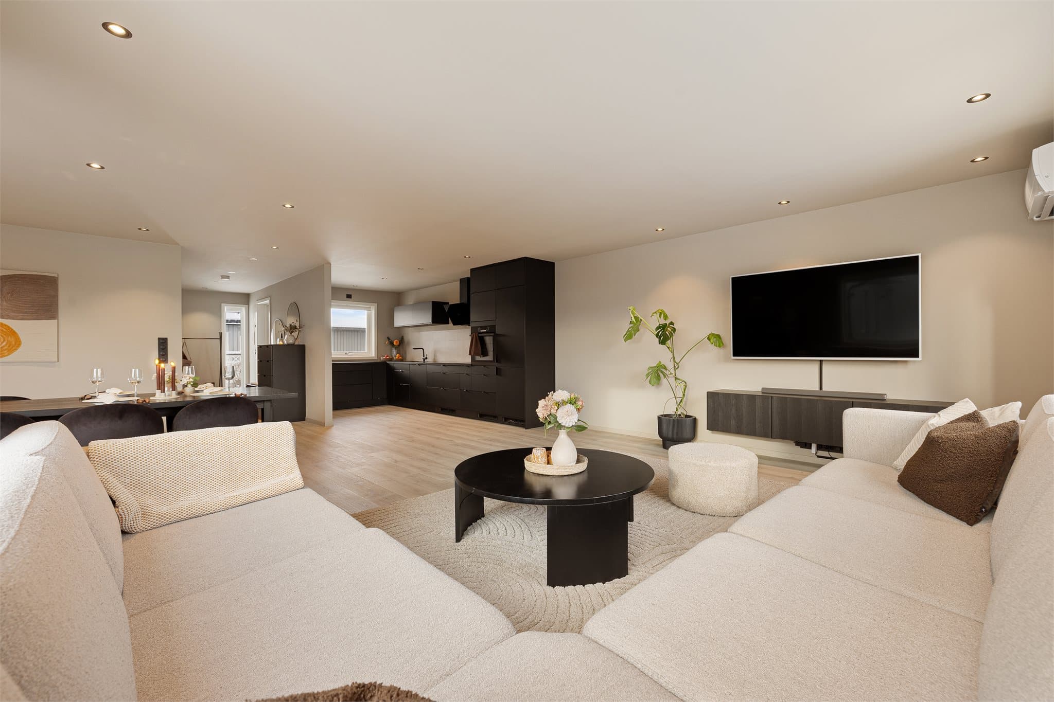 Veggflatene er malt i myke, lyse nyanser som skaper et stilrent og moderne helhetsinntrykk.