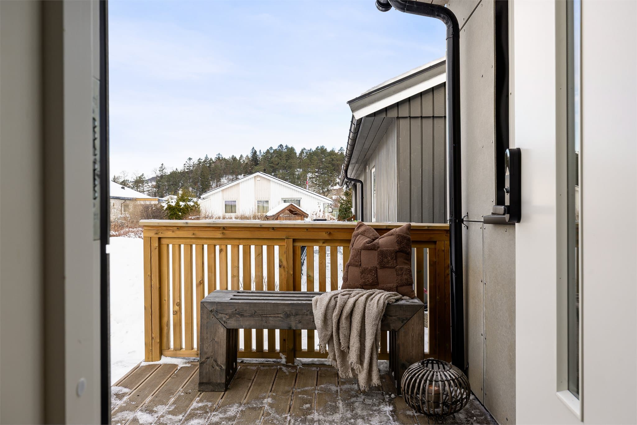 Et koselig inngangsparti med glassfelt i entrédøren og elektrisk kodelås.