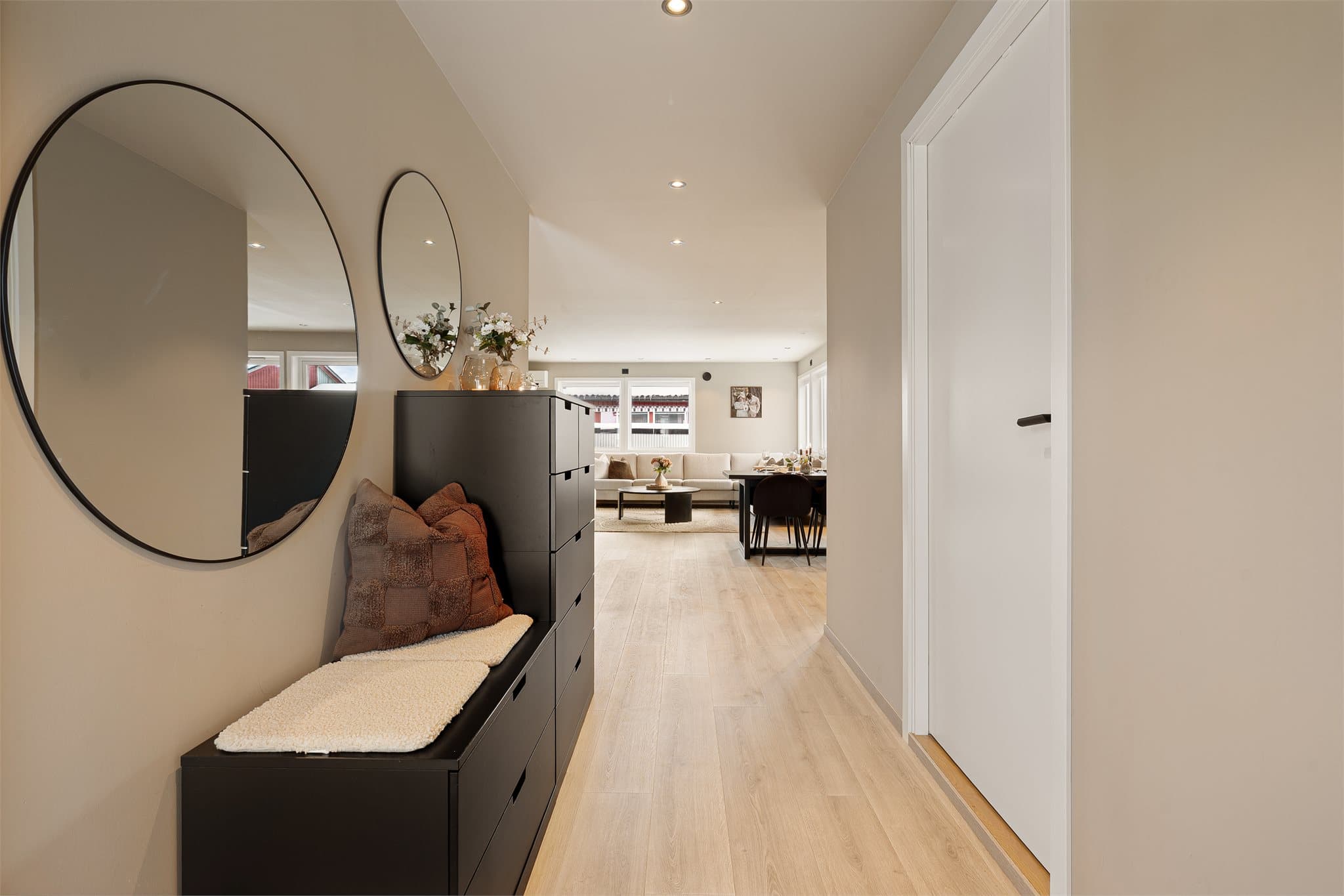 Fra entréen er det en fin og oversiktlig adkomst til oppholdsrommene.