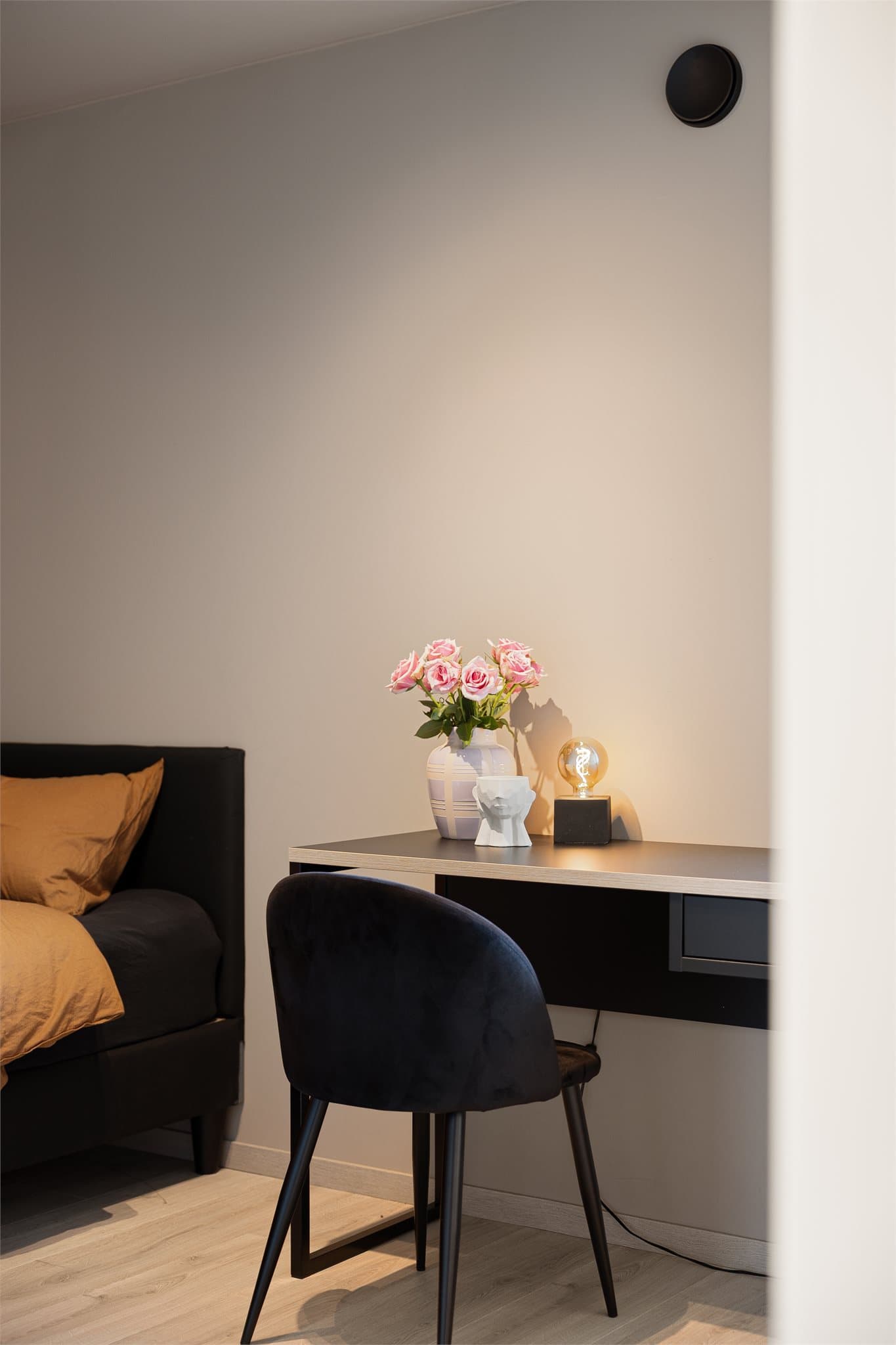 Soverommet er lunt og behagelig som skaper en god ramme for hvile.