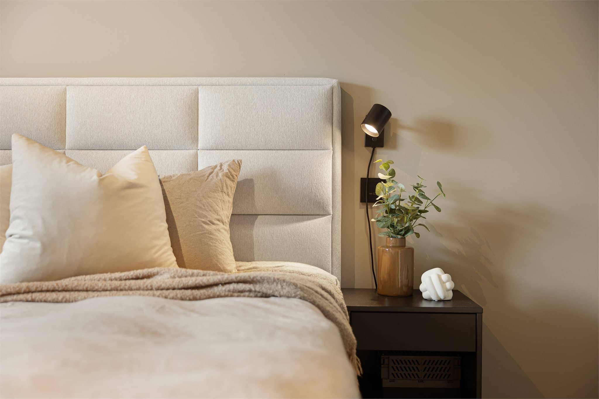 Strømuttak ved sengeplassen for enkel lading.