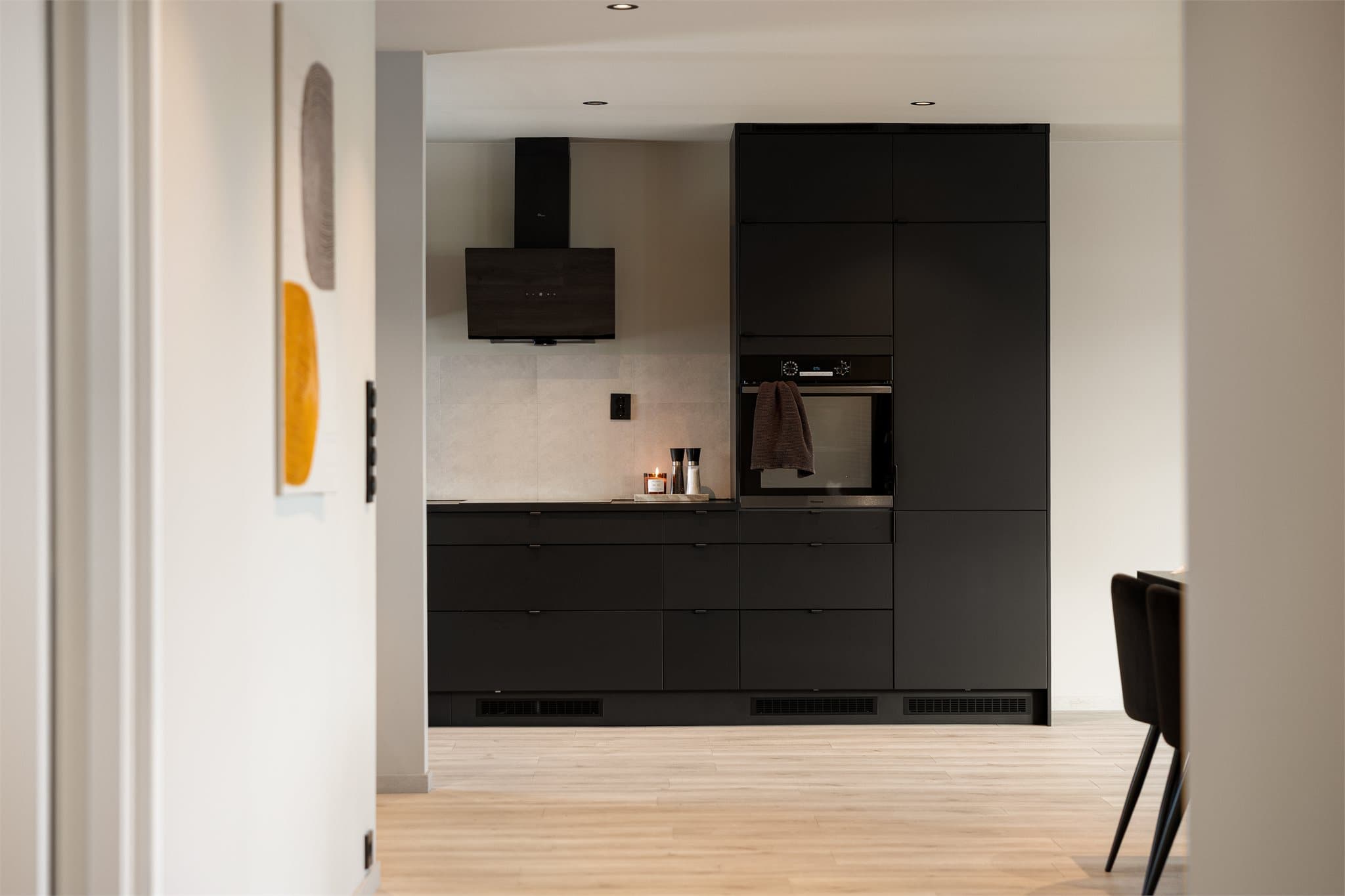 Det er integrerte hvitevarer som induksjonsplatetopp, oppvaskmaskin, stekeovn og kjøl-/fryseskap.