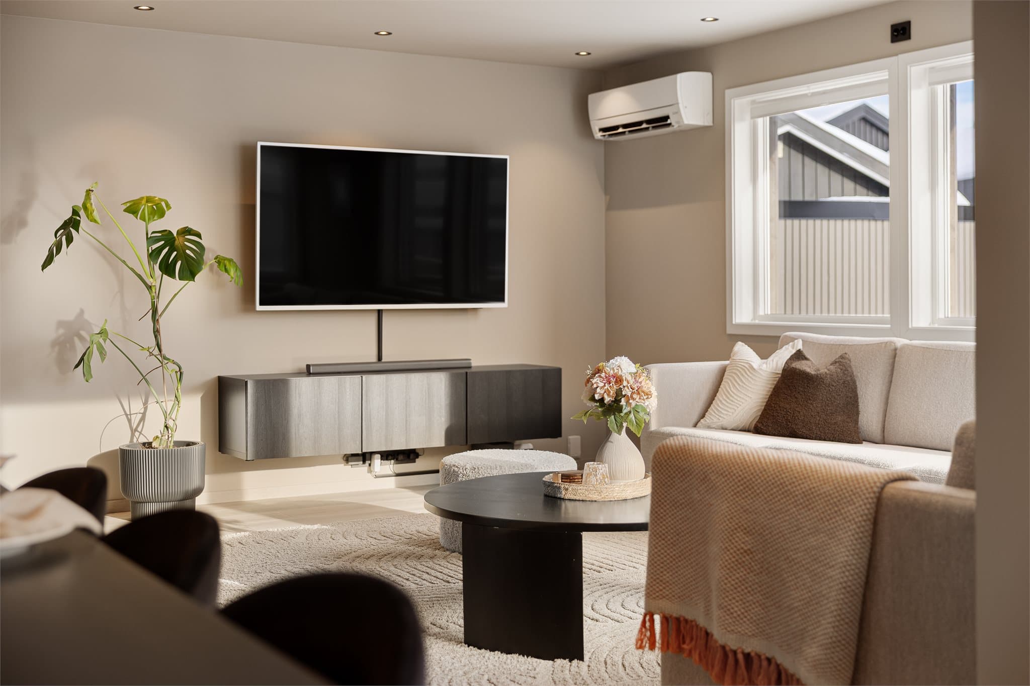 Varmepumpe i stuen for effektiv oppvarming.