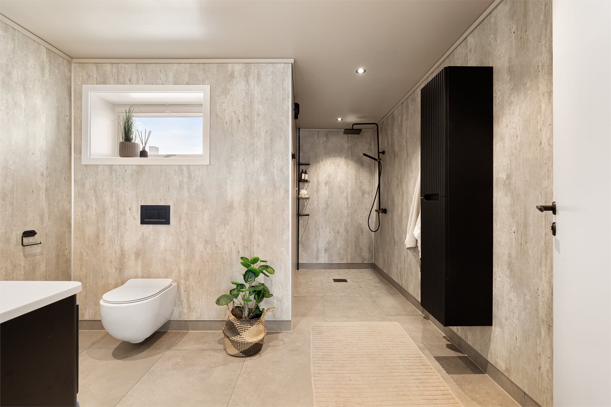 Delikat bad oppgradert i 2022 med store, moderne gulvfliser.