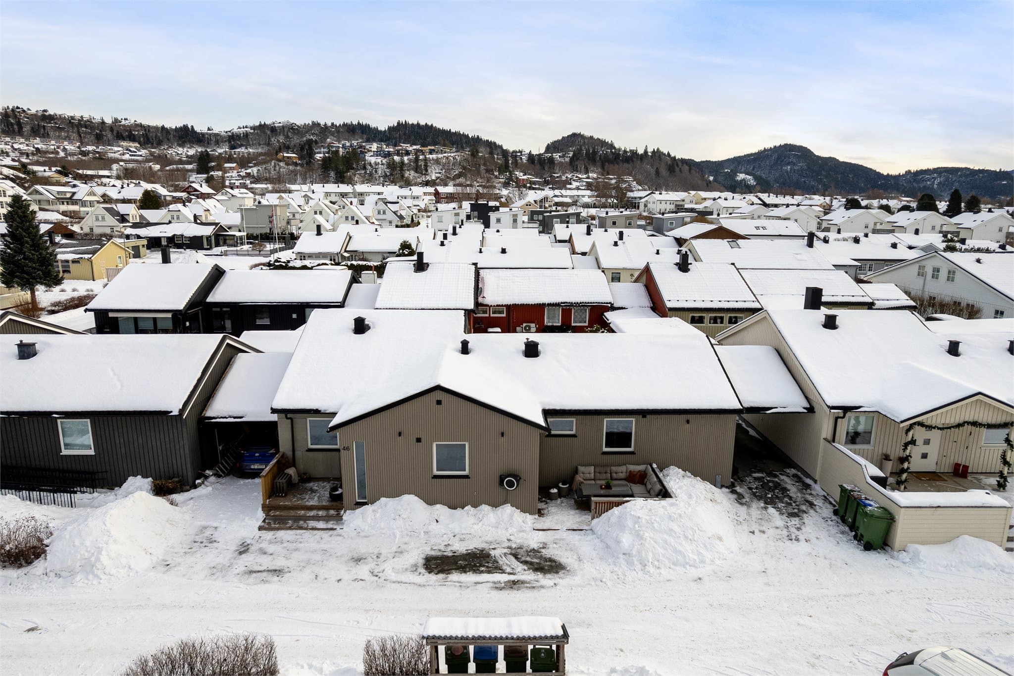 Familievennlig beliggenhet med gangavstand til barnehage og skoler.