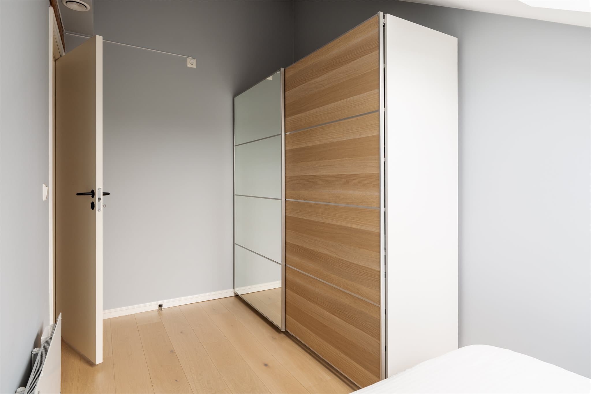 Soverom 1 er utstyrt med skyvedørsgarderobe.