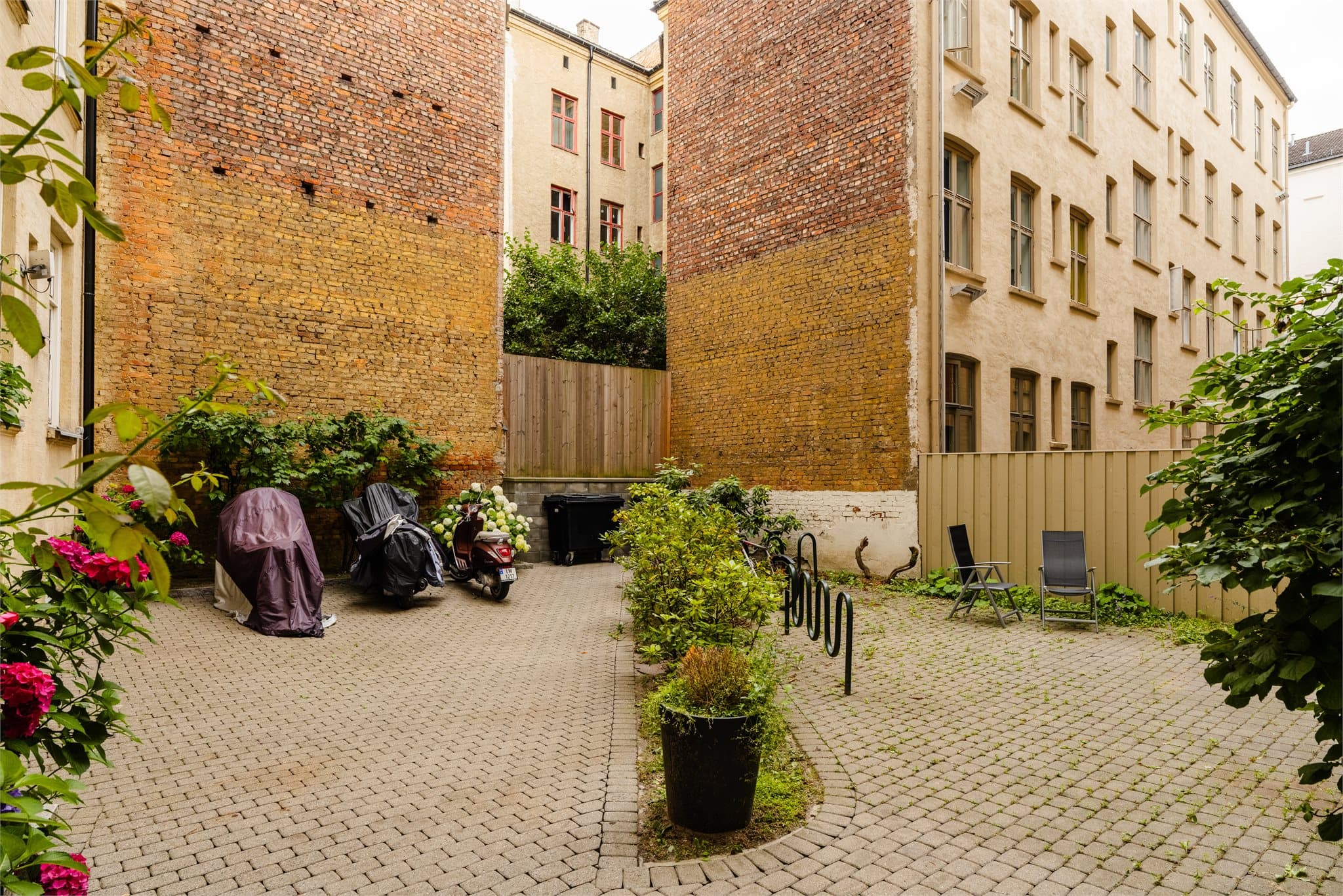 Sameiet har en hyggelig bakgård med beplantning. Det er ingen innvendig sykkelbod, men sykkelstativ i bakgård.
