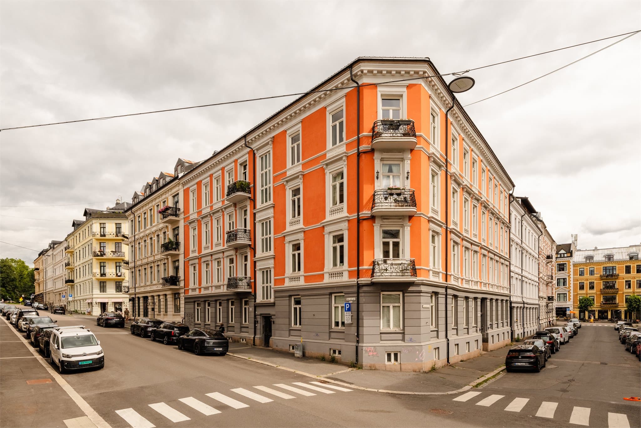 Leiligheten ligger i 5.etg (loftsetasjen) i denne klassiske bygården fra 1896. Selve leiligheten ble etablert i 2021, i forbindelse med bruksendring fra loft til bolig.