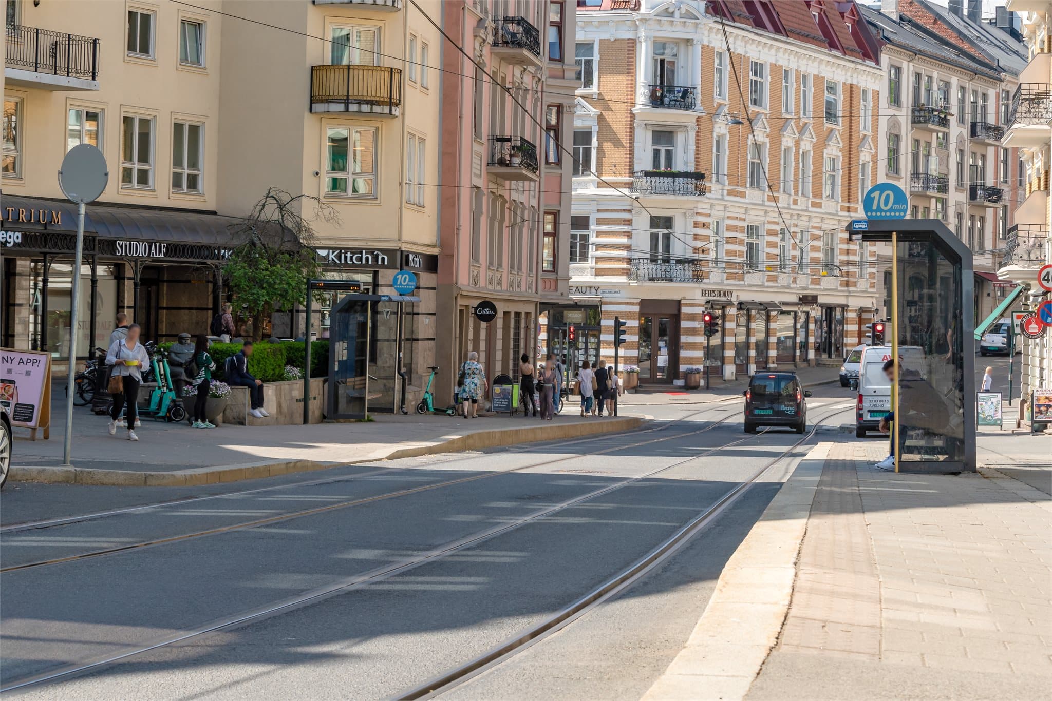 Offentlig kommunikasjon er svært godt ivaretatt, noe som gir enkel tilgang til hele byen. I tillegg er det kort vei til kollektivknutepunktene ved Nationaltheatret stasjon med tog, T-bane og flytog.
Her trikkeholdeplass ved Frognerveien.