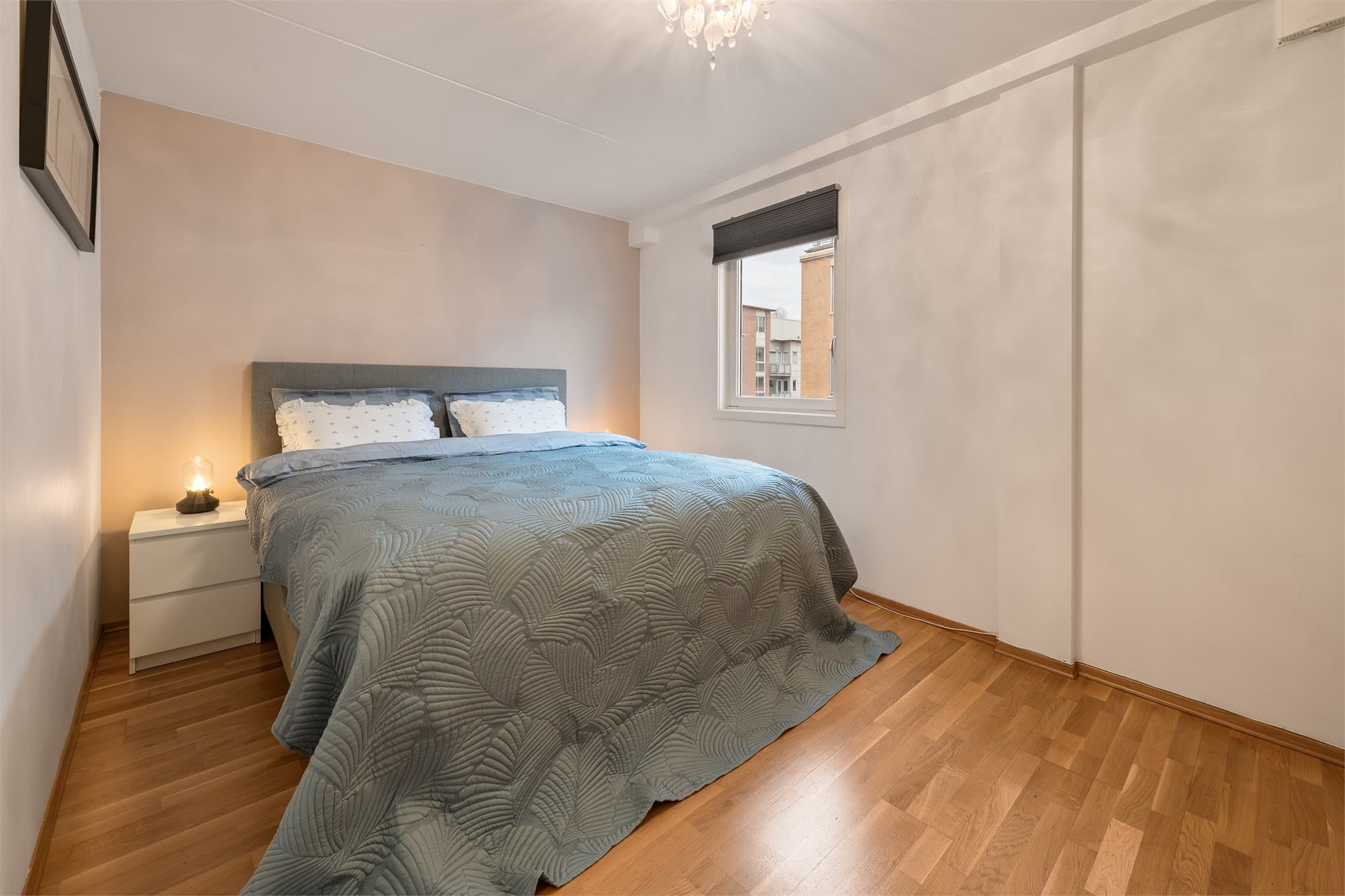 Leiligheten har et romslig soverom med tilhørende stor garderobeløsning.