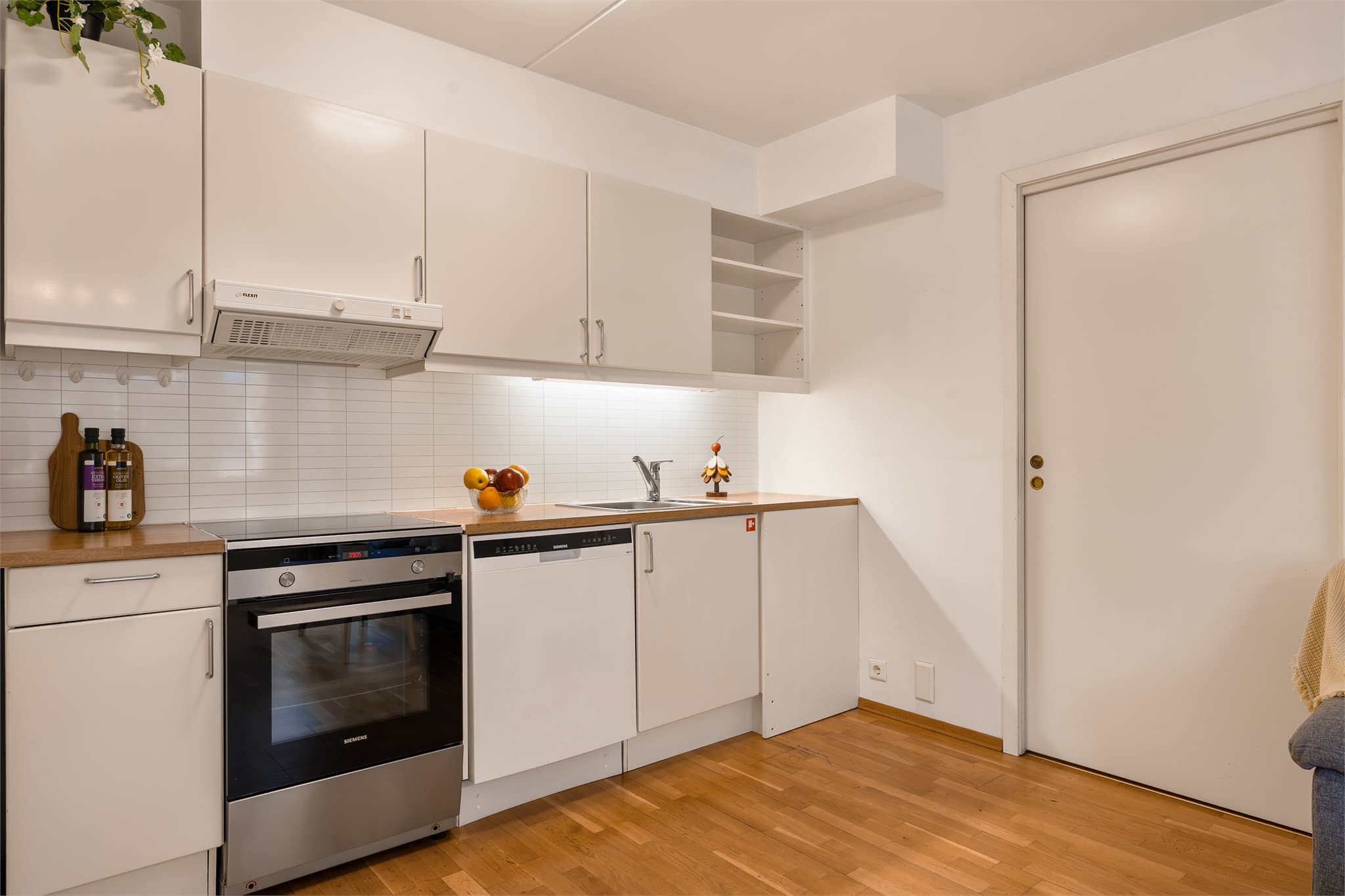 Innredningen har lyse, glatte fronter, benkebelysning, komfyr, samt oppvaskmaskin.