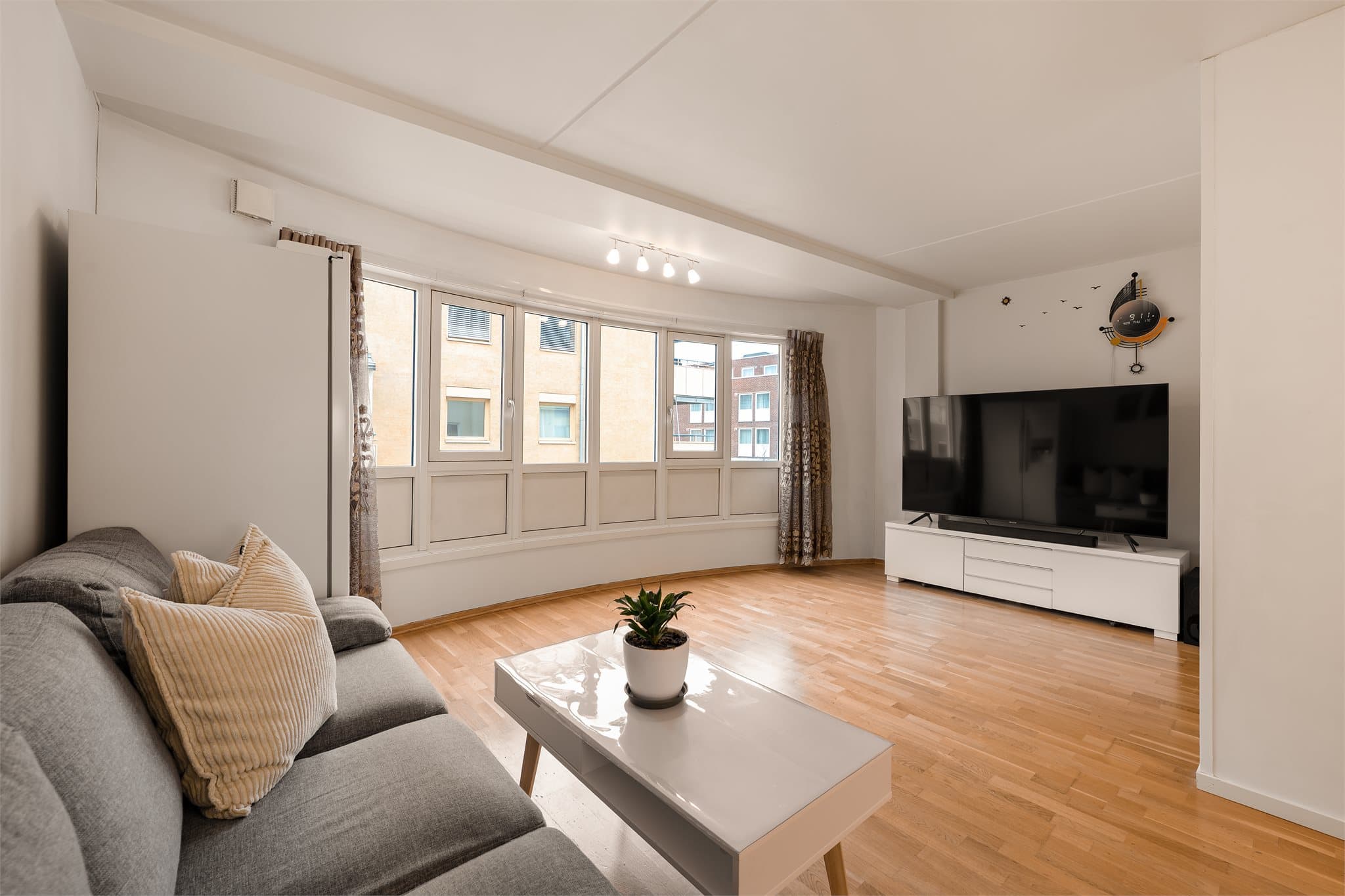 Leiligheten har en stor og trivelig stue med god plass for sofa og tv-løsning med tilhørende møblement.