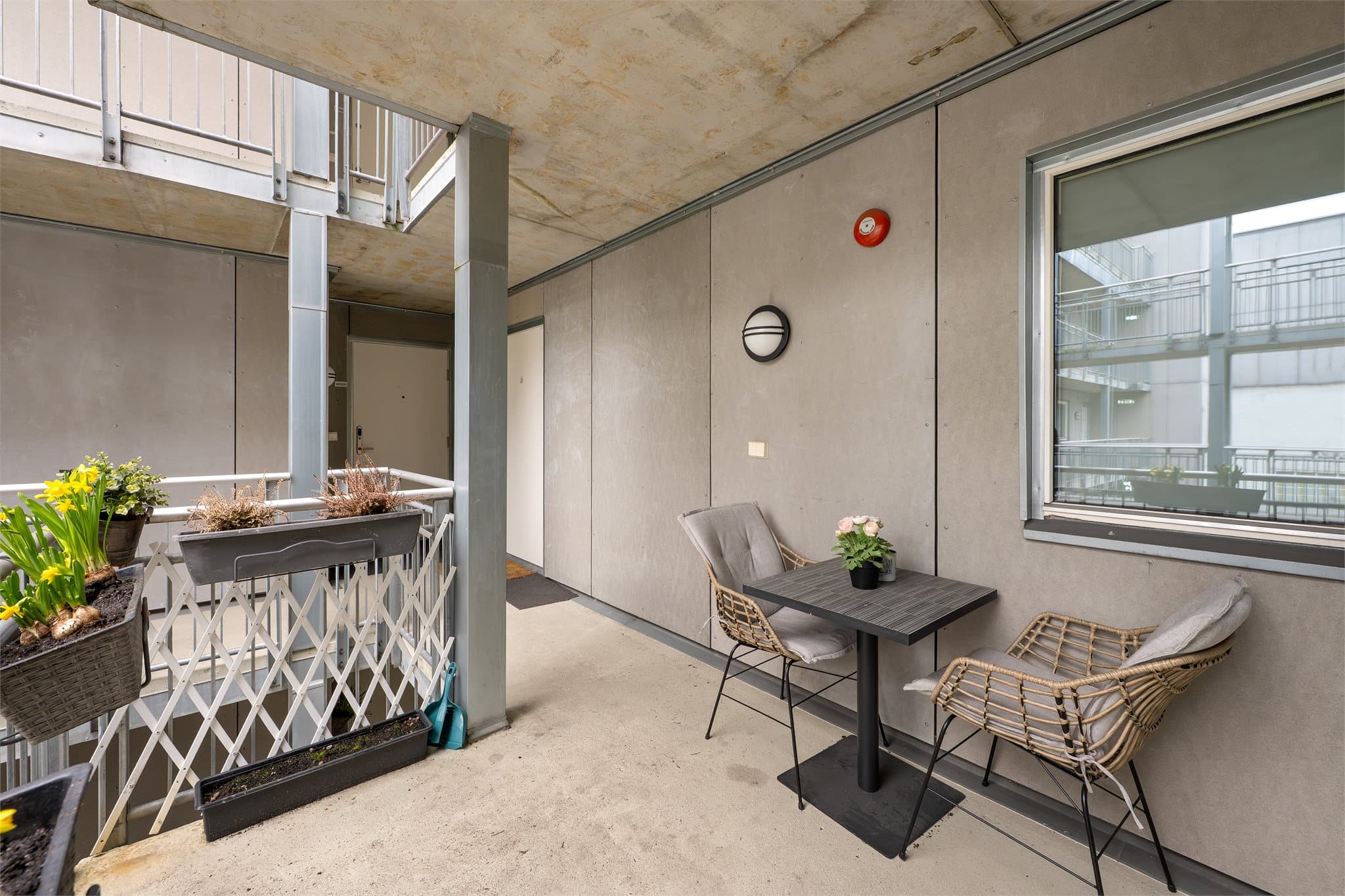 Egen balkong mot rolig bakgård.