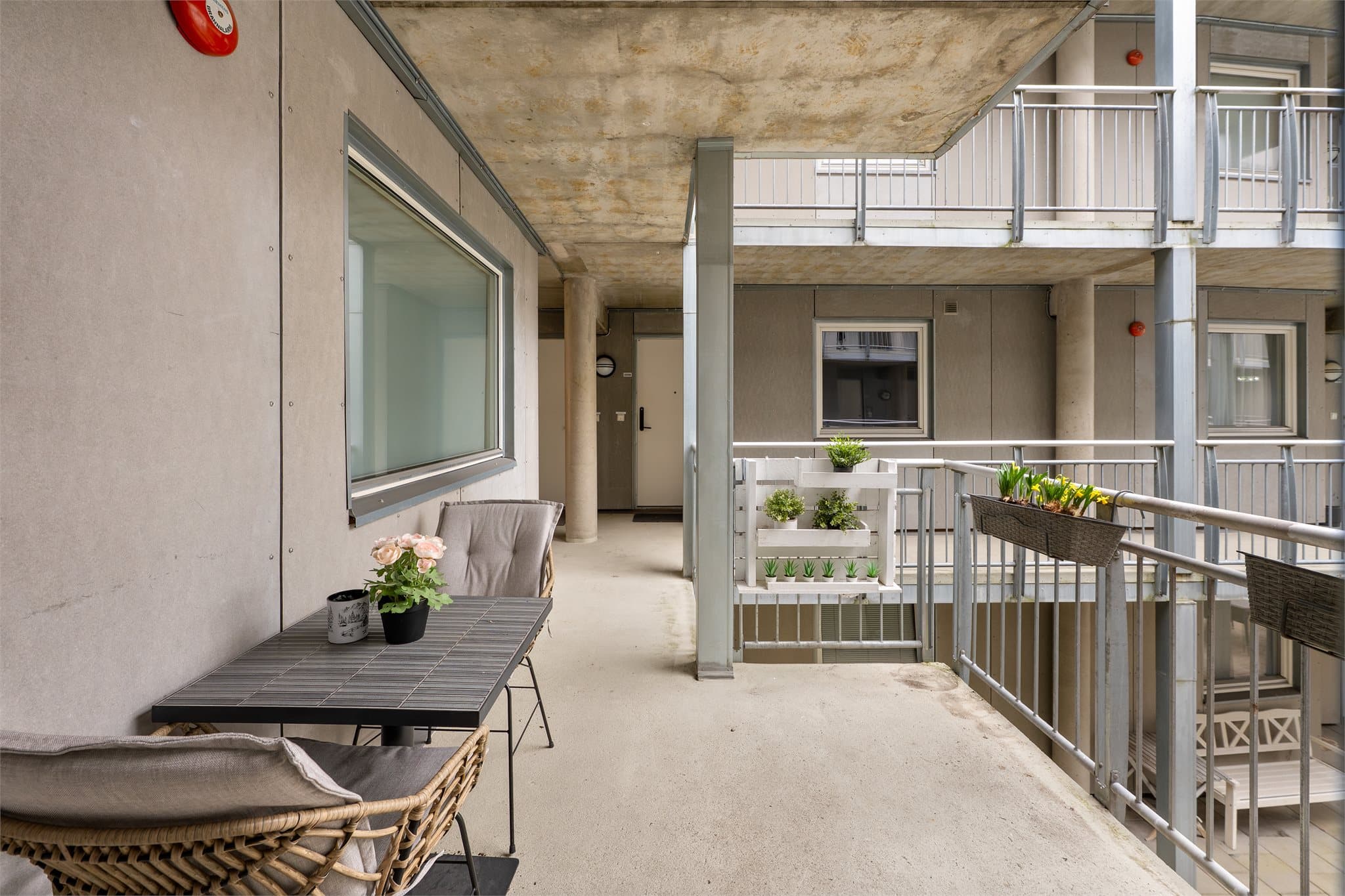 Leiligheten ligger i 3. etasje og har enkel adkomst via trapp eller heis.