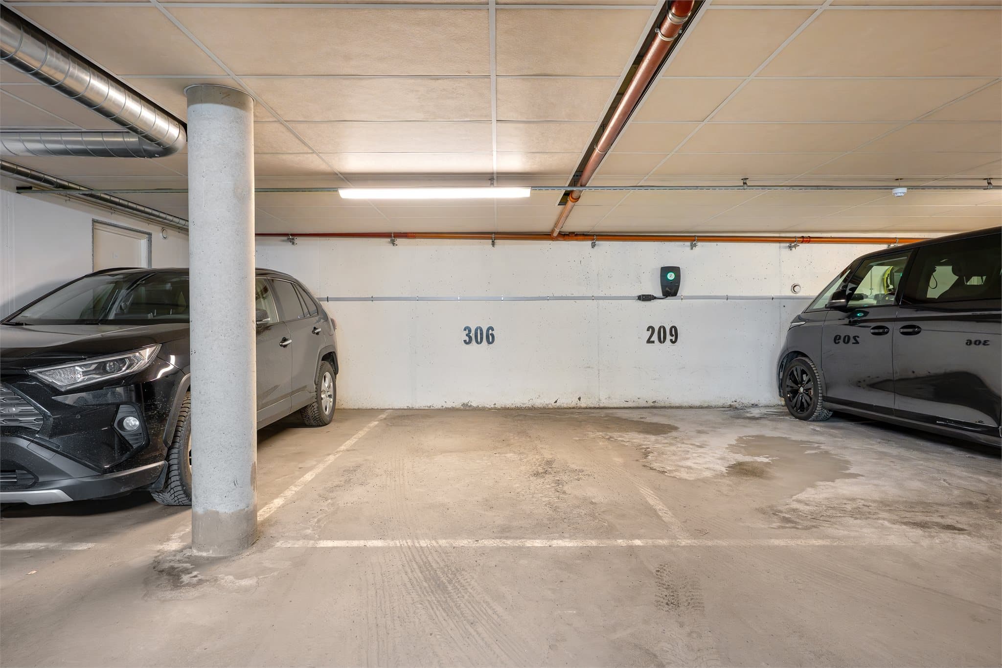 Garasjeplass medfølger.