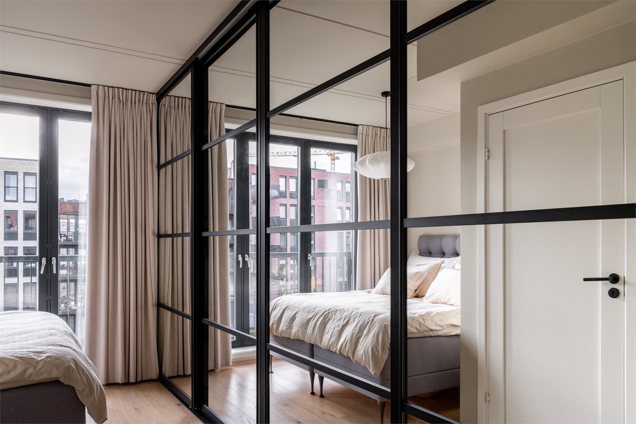 Den lekre, spesialtilpassede garderoben gir både stil og smart oppbevaring.